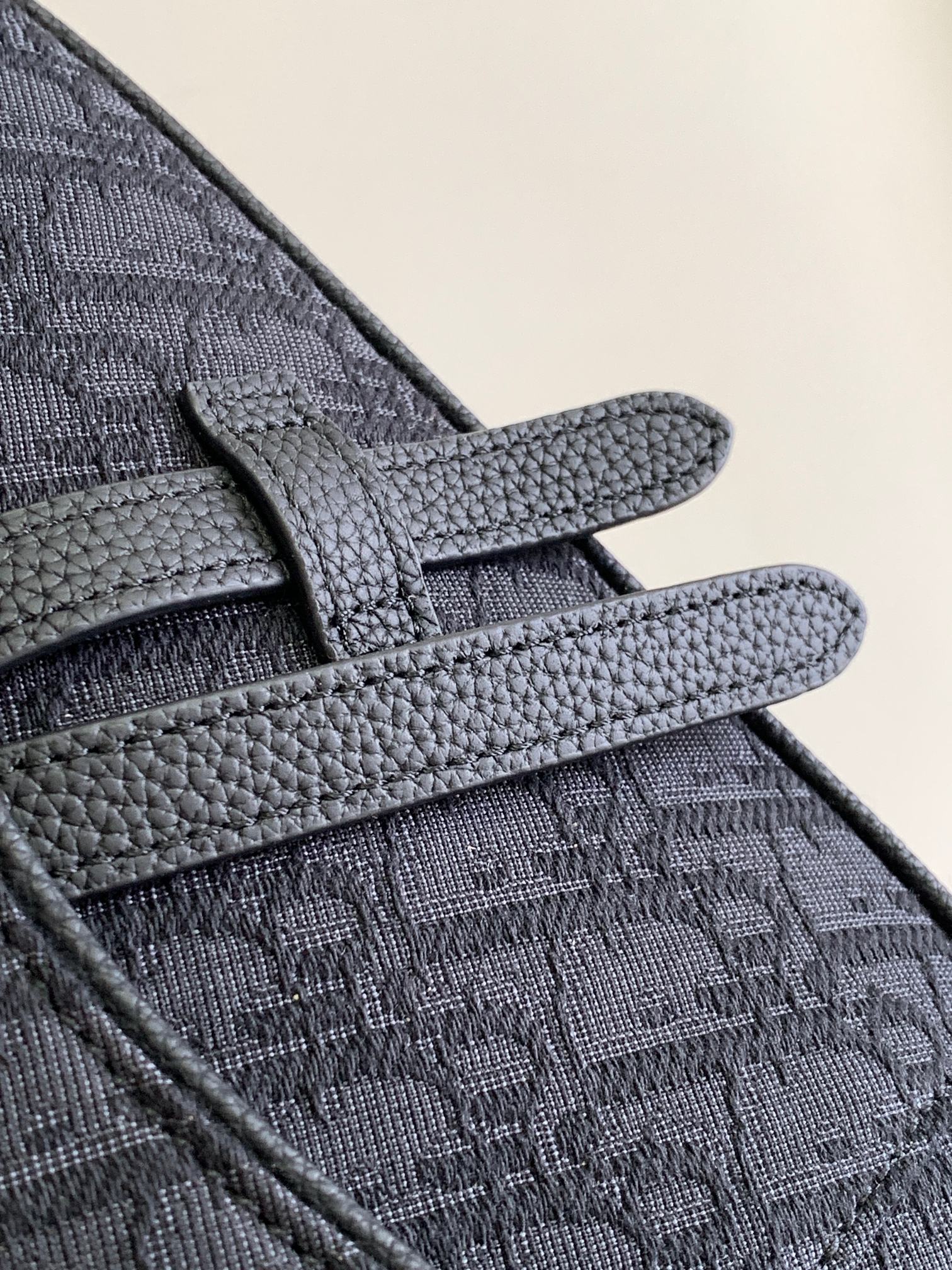 Dior一比一男款全黑刺繡馬鞍包 簡約沉穩型格展現| 11 Dior一比一男款全黑刺繡馬鞍包 簡約沉穩型格展現