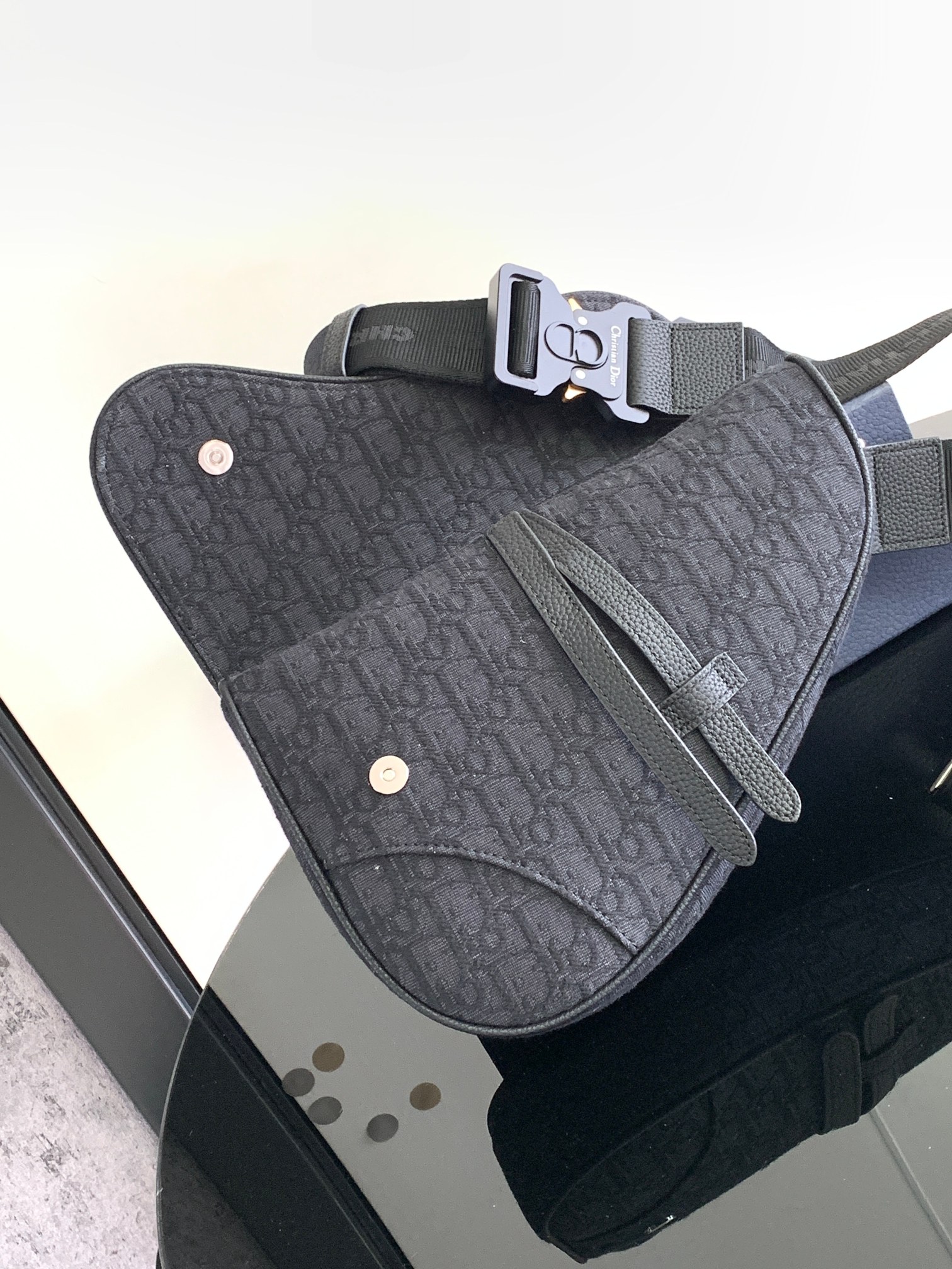 Dior一比一男款全黑刺繡馬鞍包 簡約沉穩型格展現| 9 Dior一比一男款全黑刺繡馬鞍包 簡約沉穩型格展現
