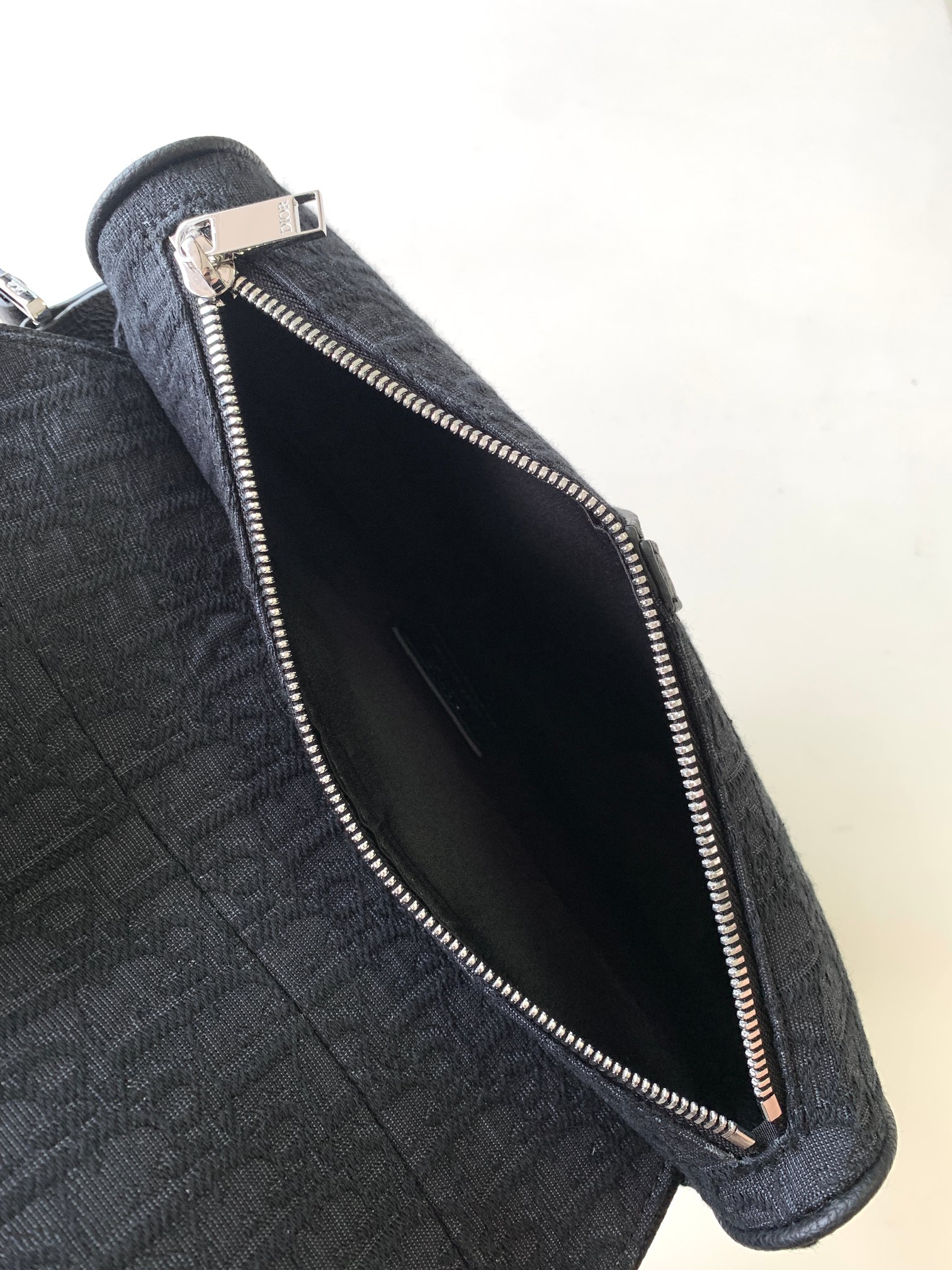 Dior一比一男款全黑刺繡馬鞍包 簡約沉穩型格展現| 8 Dior一比一男款全黑刺繡馬鞍包 簡約沉穩型格展現