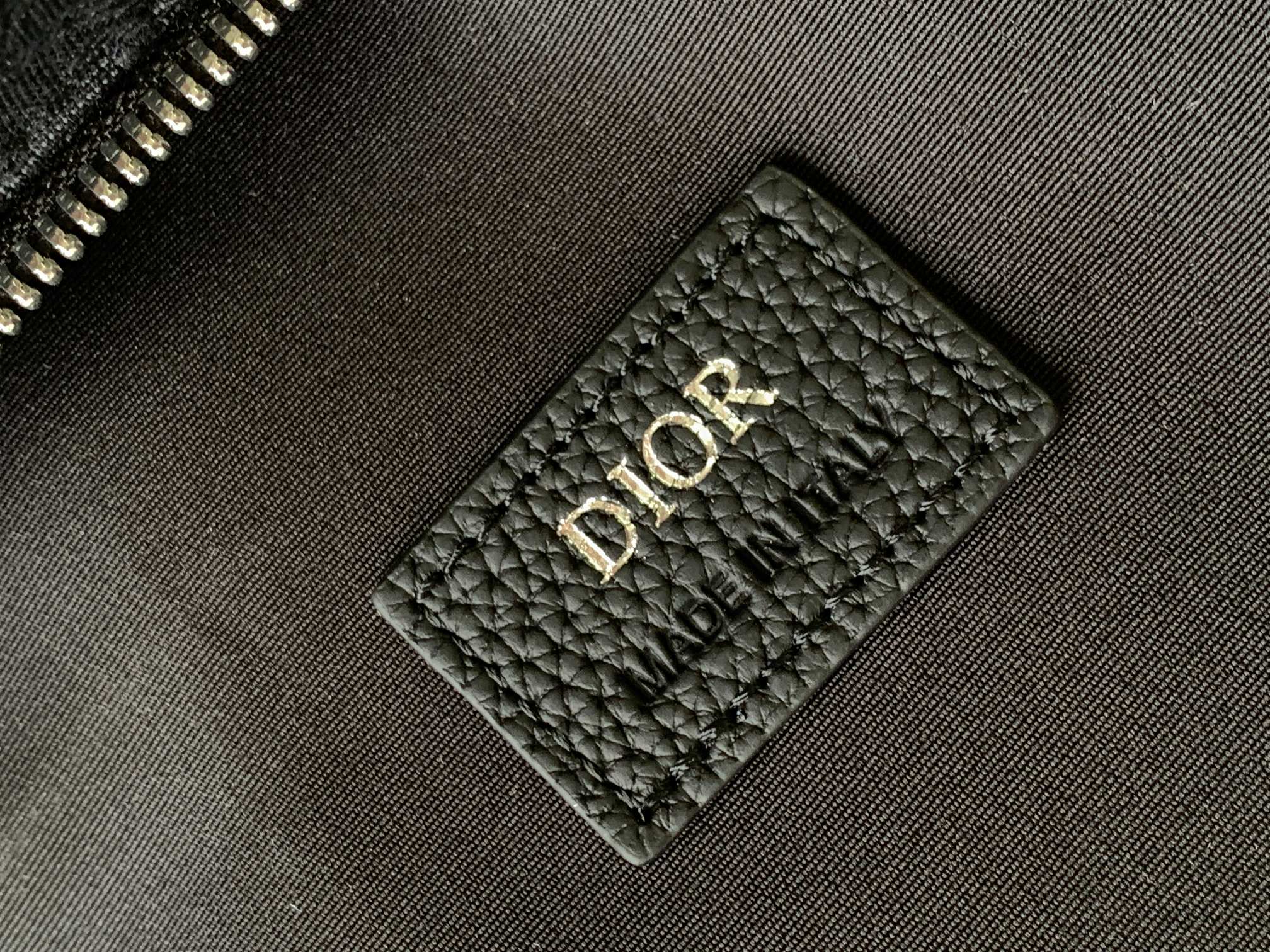 Dior一比一男款全黑刺繡馬鞍包 簡約沉穩型格展現| 7 Dior一比一男款全黑刺繡馬鞍包 簡約沉穩型格展現