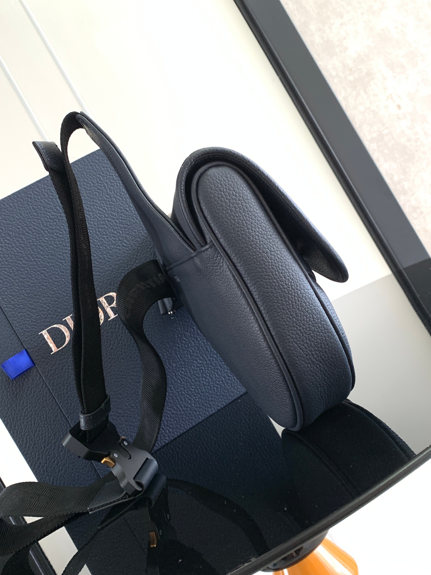 DiorA貨男款隱Logo黑皮馬鞍包 微光澤感皮革質地| 14 DiorA貨男款隱Logo黑皮馬鞍包 微光澤感皮革質地