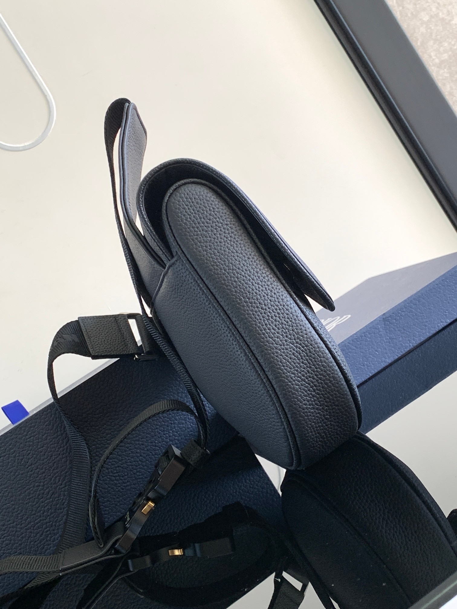 DiorA貨男款灰黑馬鞍包 荔枝皮革素面簡約都會風| 14 DiorA貨男款灰黑馬鞍包 荔枝皮革素面簡約都會風