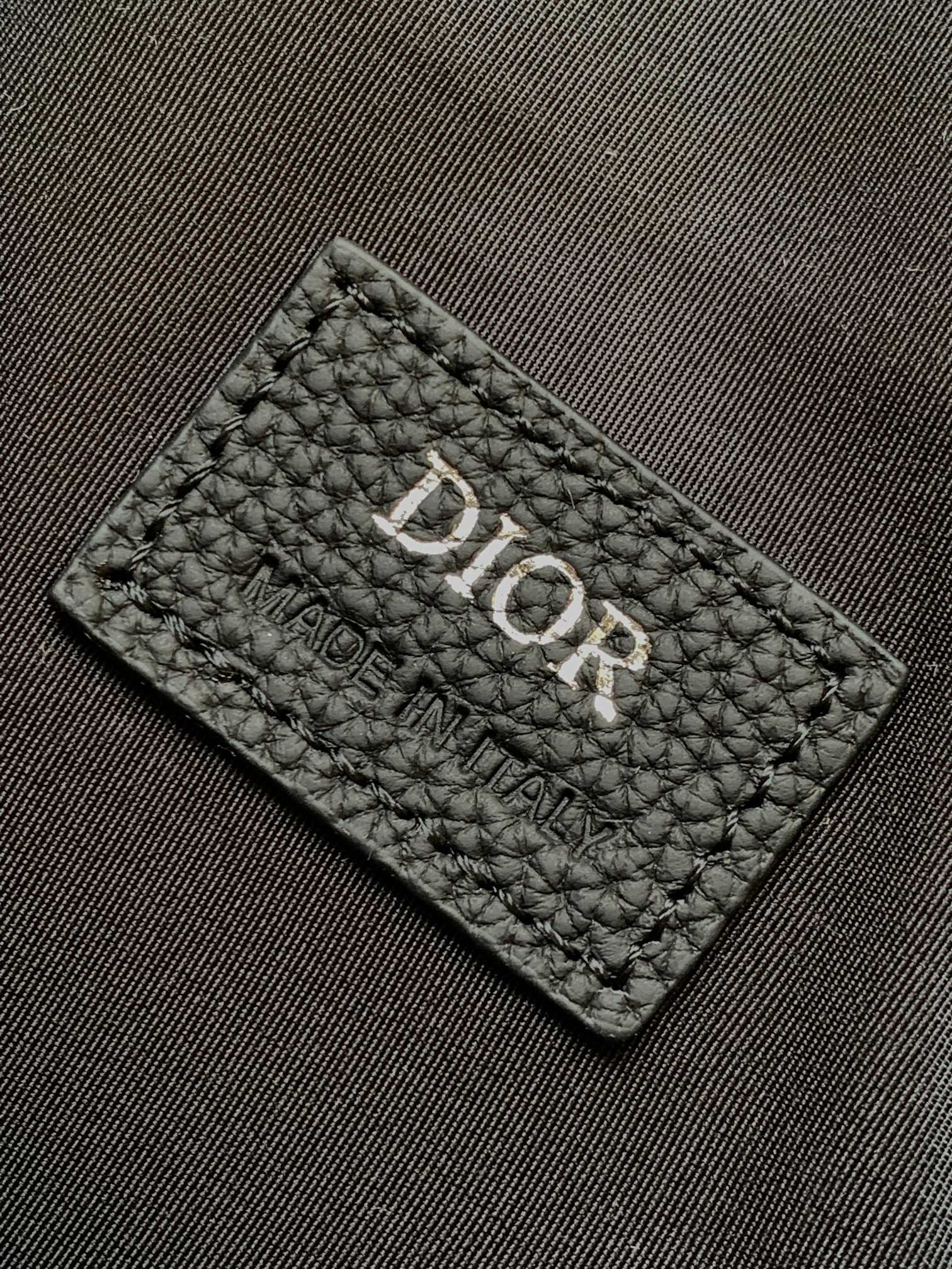DiorA貨男款灰黑馬鞍包 荔枝皮革素面簡約都會風| 7 DiorA貨男款灰黑馬鞍包 荔枝皮革素面簡約都會風
