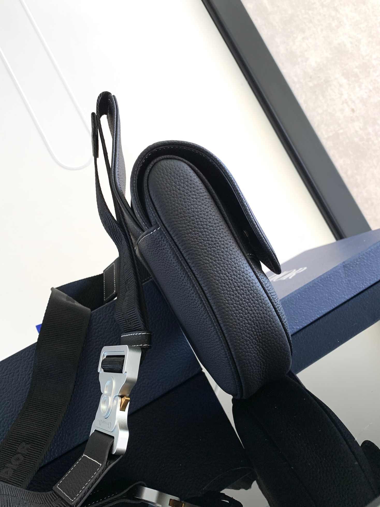 Dior精品仿製男款大LOGO馬鞍包 黑皮白字視覺焦點款| 14 Dior精品仿製男款大LOGO馬鞍包 黑皮白字視覺焦點款