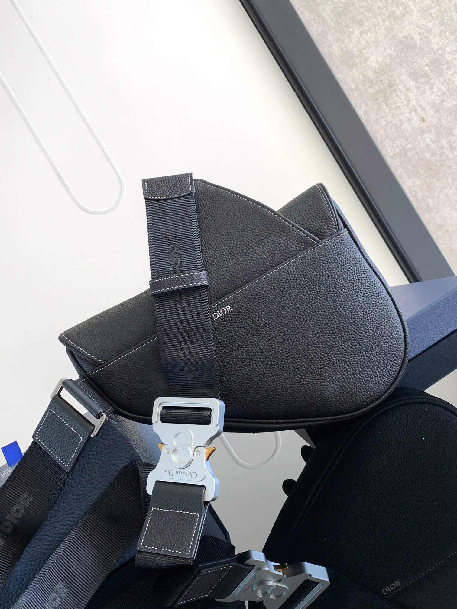 Dior精品仿製男款大LOGO馬鞍包 黑皮白字視覺焦點款| 13 Dior精品仿製男款大LOGO馬鞍包 黑皮白字視覺焦點款