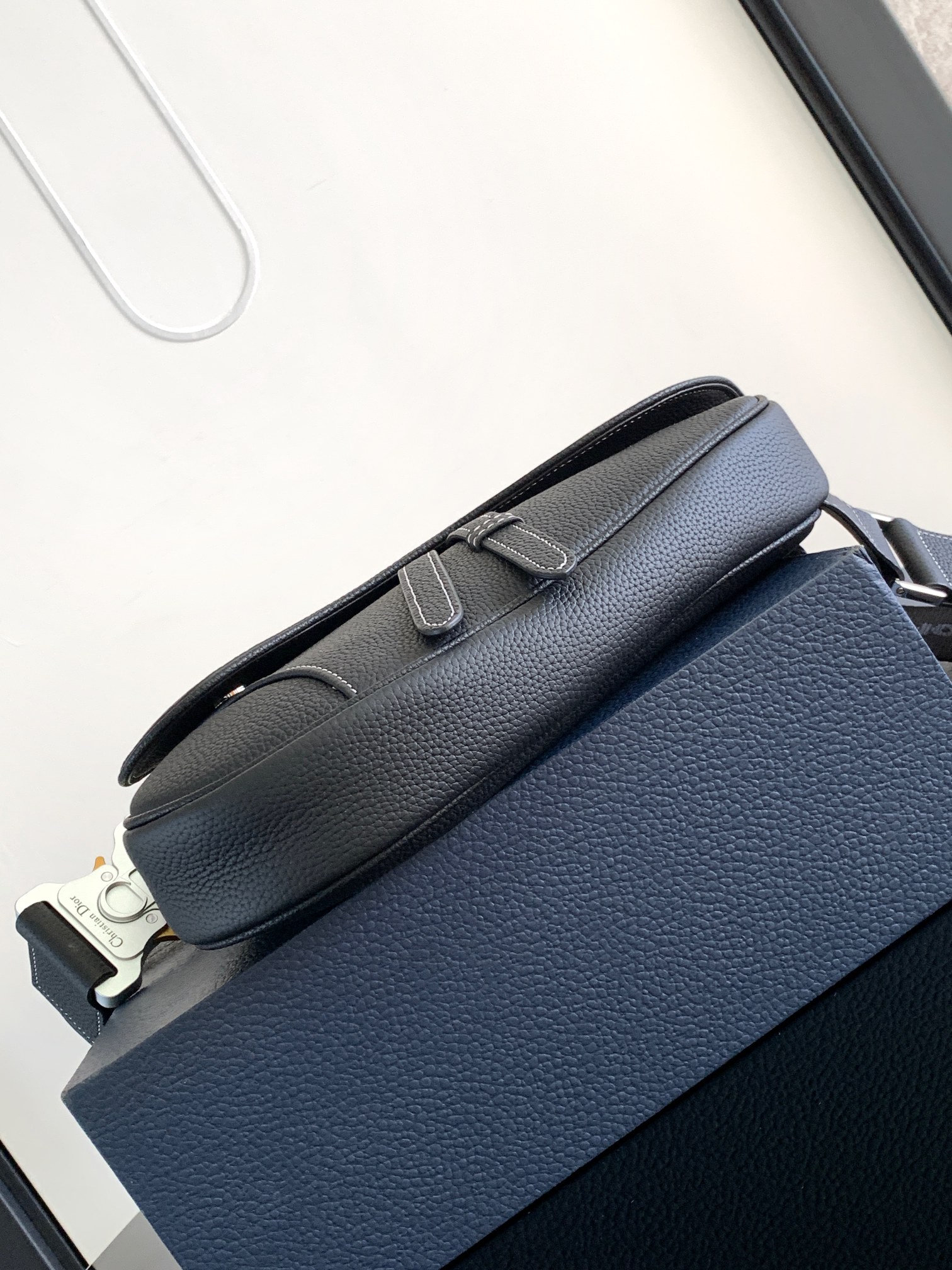 Dior精品仿製男款大LOGO馬鞍包 黑皮白字視覺焦點款| 12 Dior精品仿製男款大LOGO馬鞍包 黑皮白字視覺焦點款