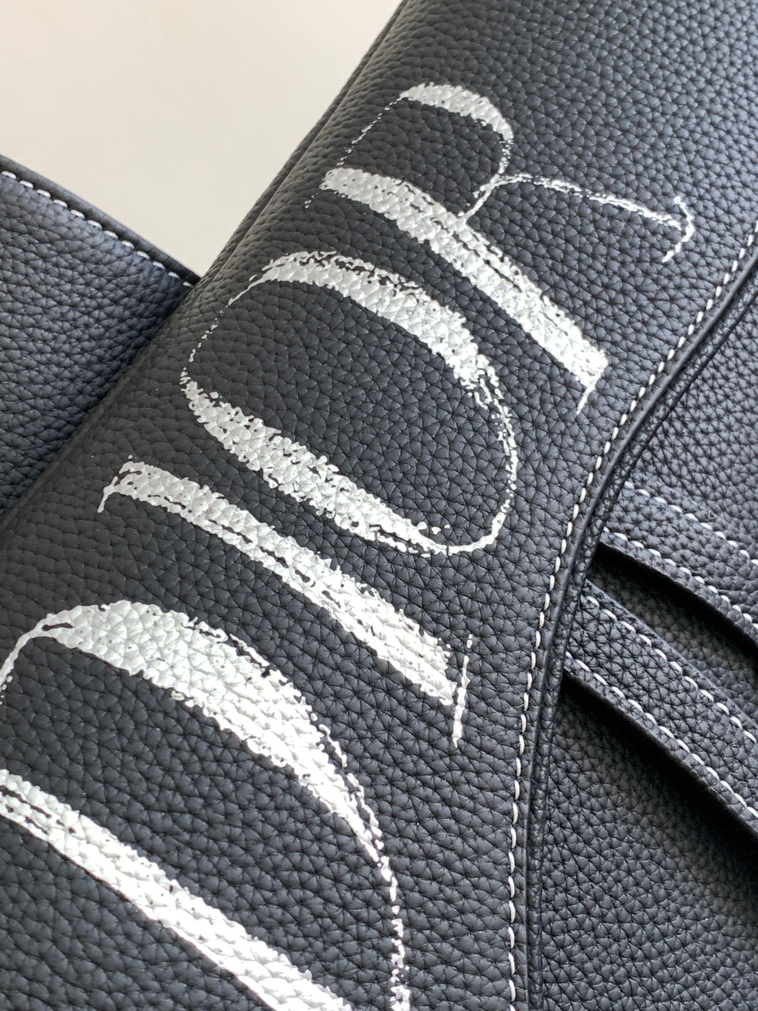 Dior精品仿製男款大LOGO馬鞍包 黑皮白字視覺焦點款| 11 Dior精品仿製男款大LOGO馬鞍包 黑皮白字視覺焦點款