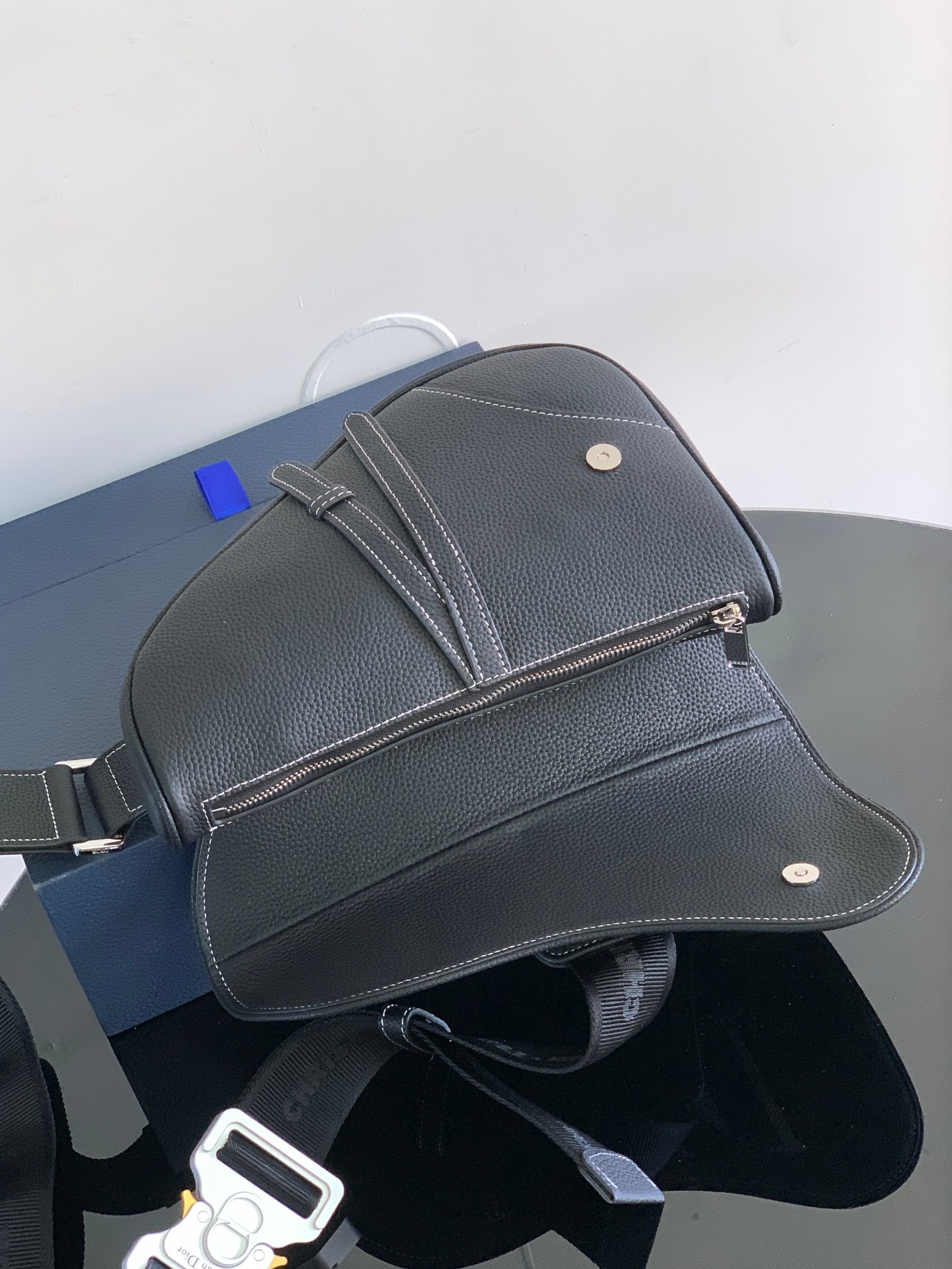 Dior精品仿製男款大LOGO馬鞍包 黑皮白字視覺焦點款| 9 Dior精品仿製男款大LOGO馬鞍包 黑皮白字視覺焦點款