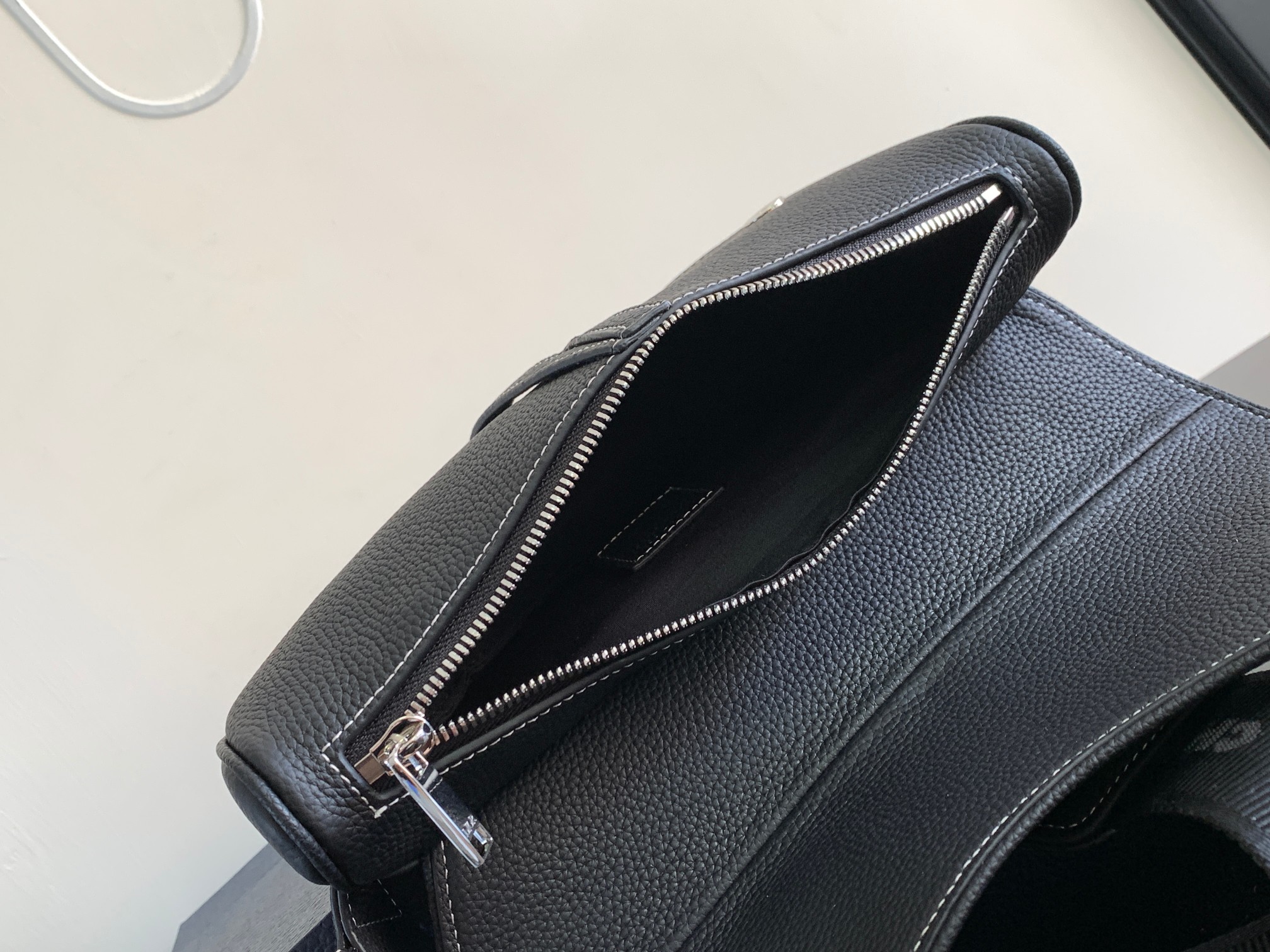 Dior精品仿製男款大LOGO馬鞍包 黑皮白字視覺焦點款| 8 Dior精品仿製男款大LOGO馬鞍包 黑皮白字視覺焦點款