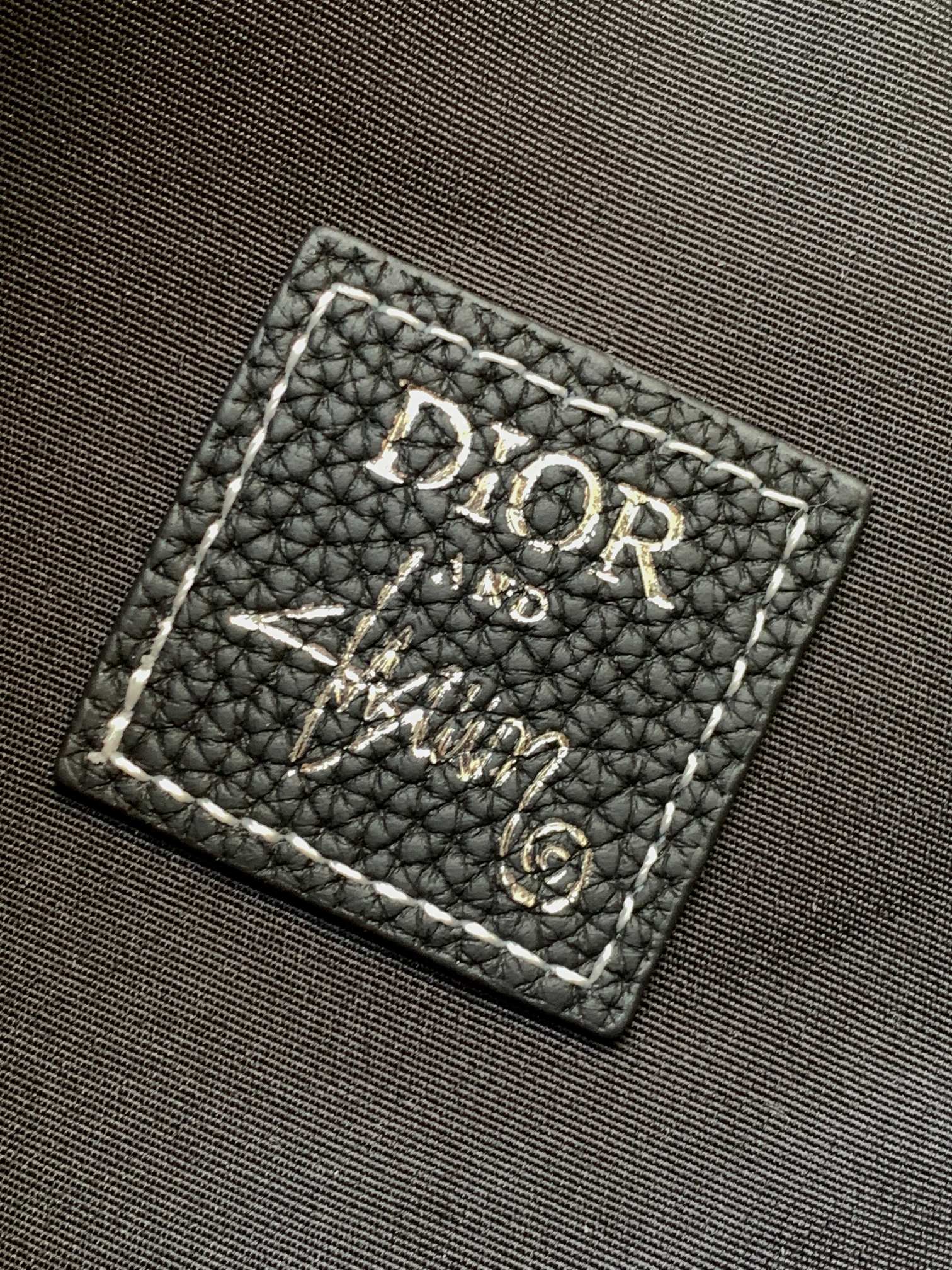 Dior精品仿製男款大LOGO馬鞍包 黑皮白字視覺焦點款| 7 Dior精品仿製男款大LOGO馬鞍包 黑皮白字視覺焦點款
