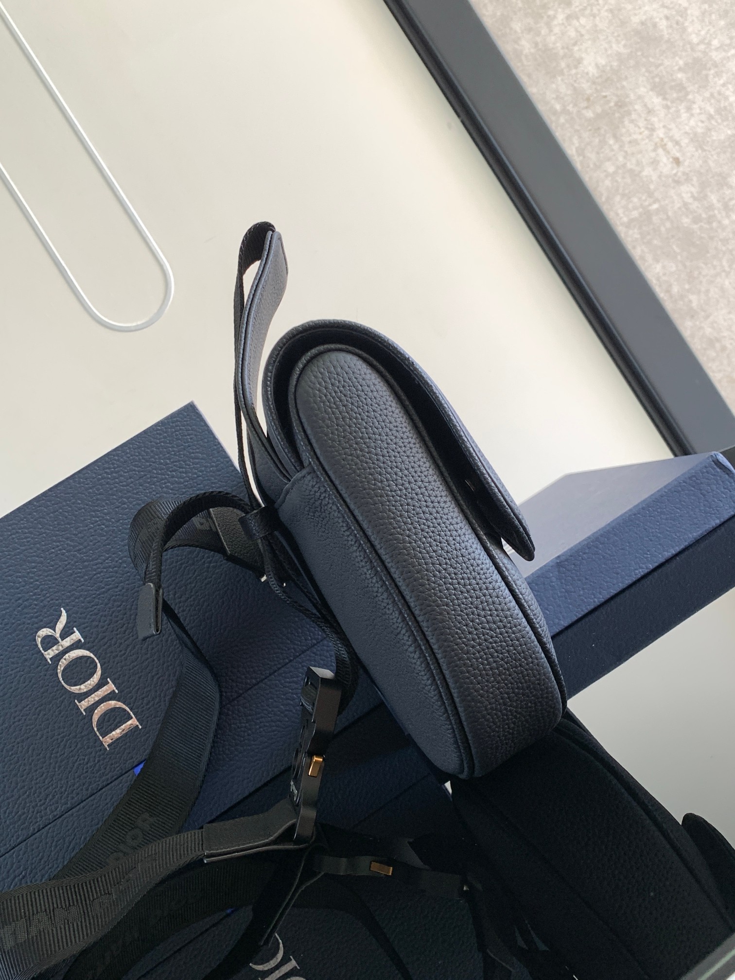 Dior精品仿製男款字體馬鞍包 潮流街頭塗鴉感設計款| 14 Dior精品仿製男款字體馬鞍包 潮流街頭塗鴉感設計款
