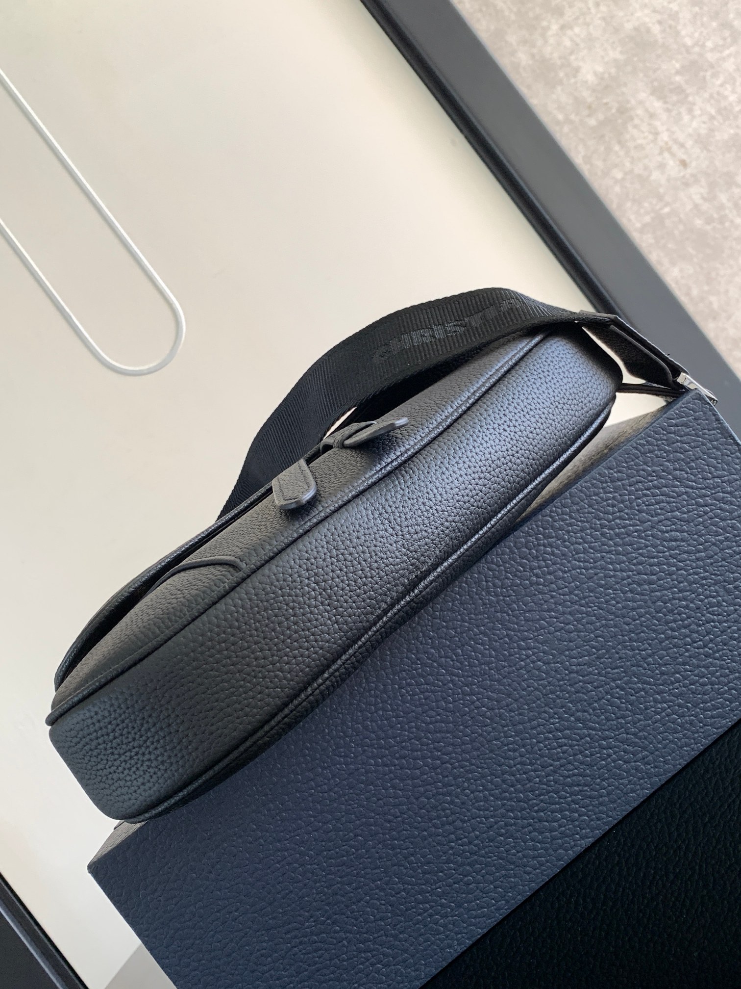 Dior精品仿製男款字體馬鞍包 潮流街頭塗鴉感設計款| 12 Dior精品仿製男款字體馬鞍包 潮流街頭塗鴉感設計款