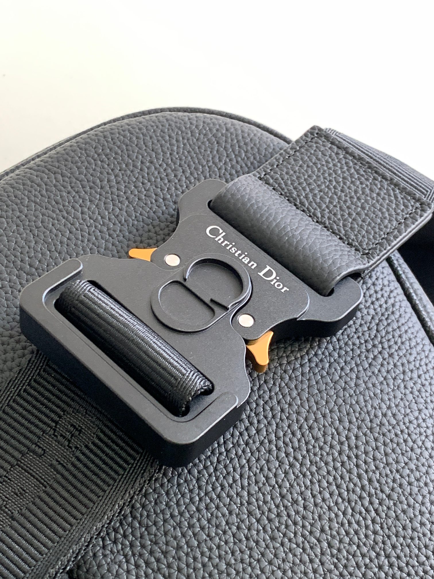 Dior精品仿製男款字體馬鞍包 潮流街頭塗鴉感設計款| 10 Dior精品仿製男款字體馬鞍包 潮流街頭塗鴉感設計款