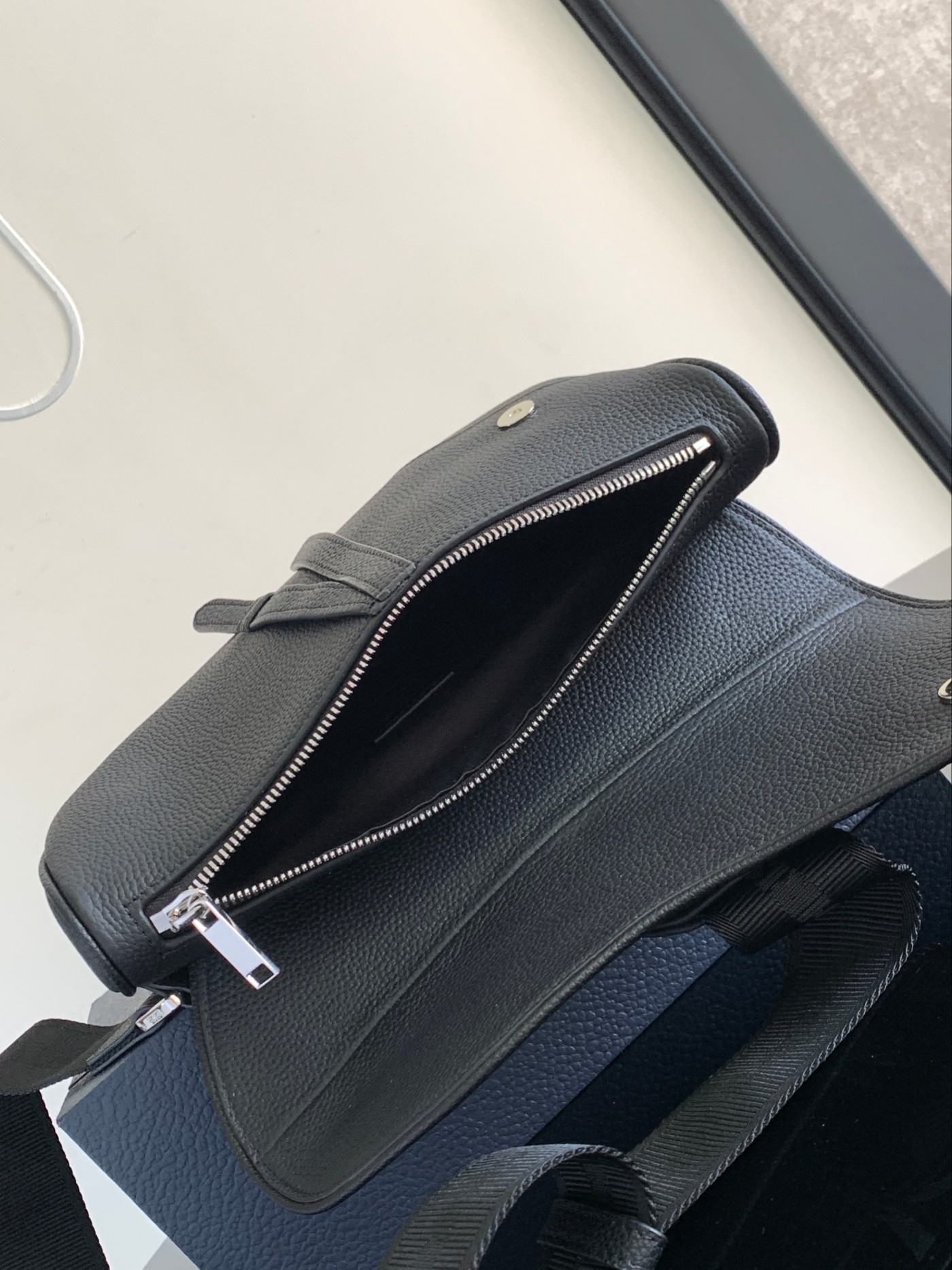 Dior精品仿製男款字體馬鞍包 潮流街頭塗鴉感設計款| 9 Dior精品仿製男款字體馬鞍包 潮流街頭塗鴉感設計款