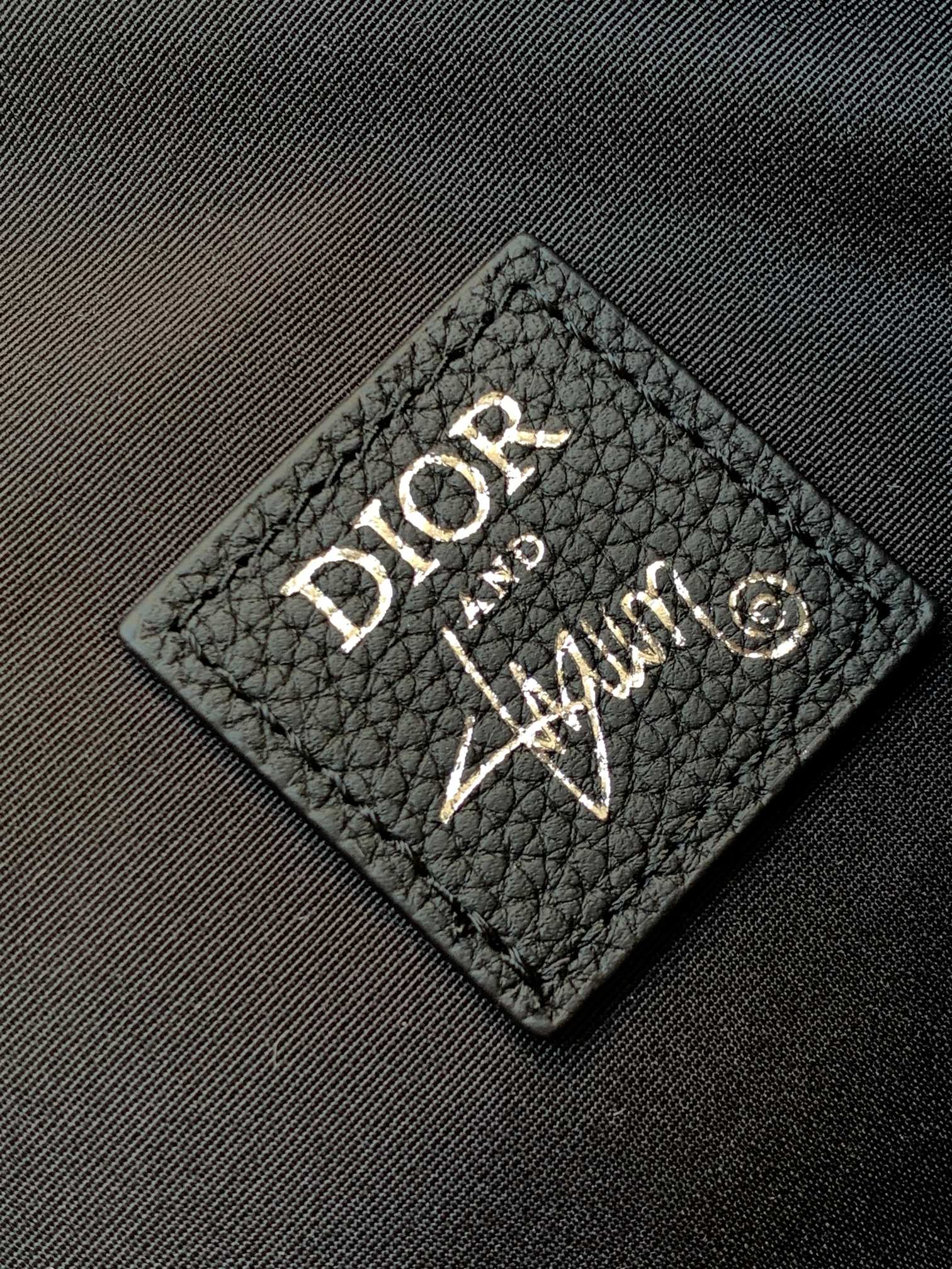 Dior精品仿製男款字體馬鞍包 潮流街頭塗鴉感設計款| 7 Dior精品仿製男款字體馬鞍包 潮流街頭塗鴉感設計款