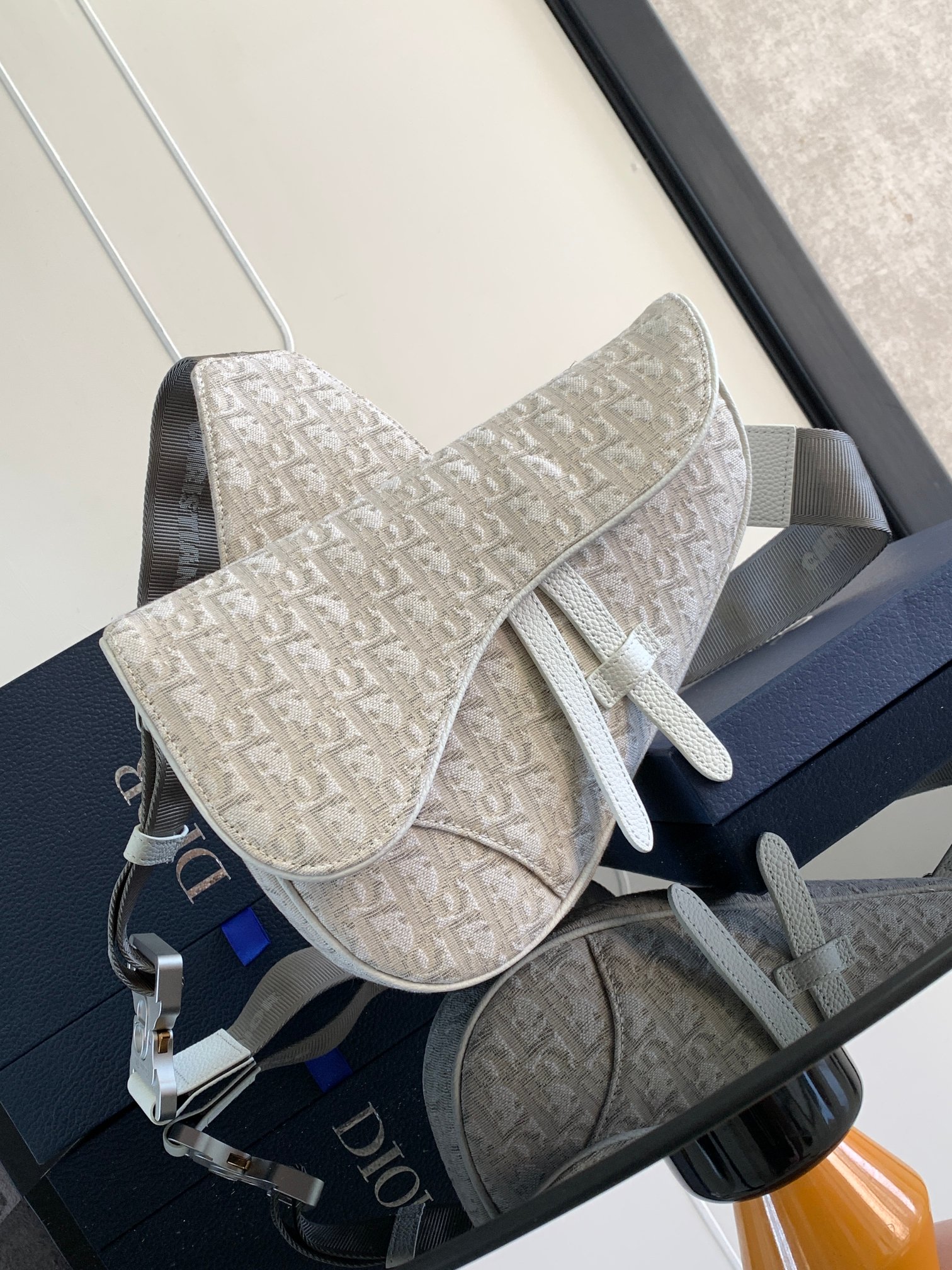 Dior一比一男款奶白刺繡馬鞍包 輕奢設計配色溫潤百搭