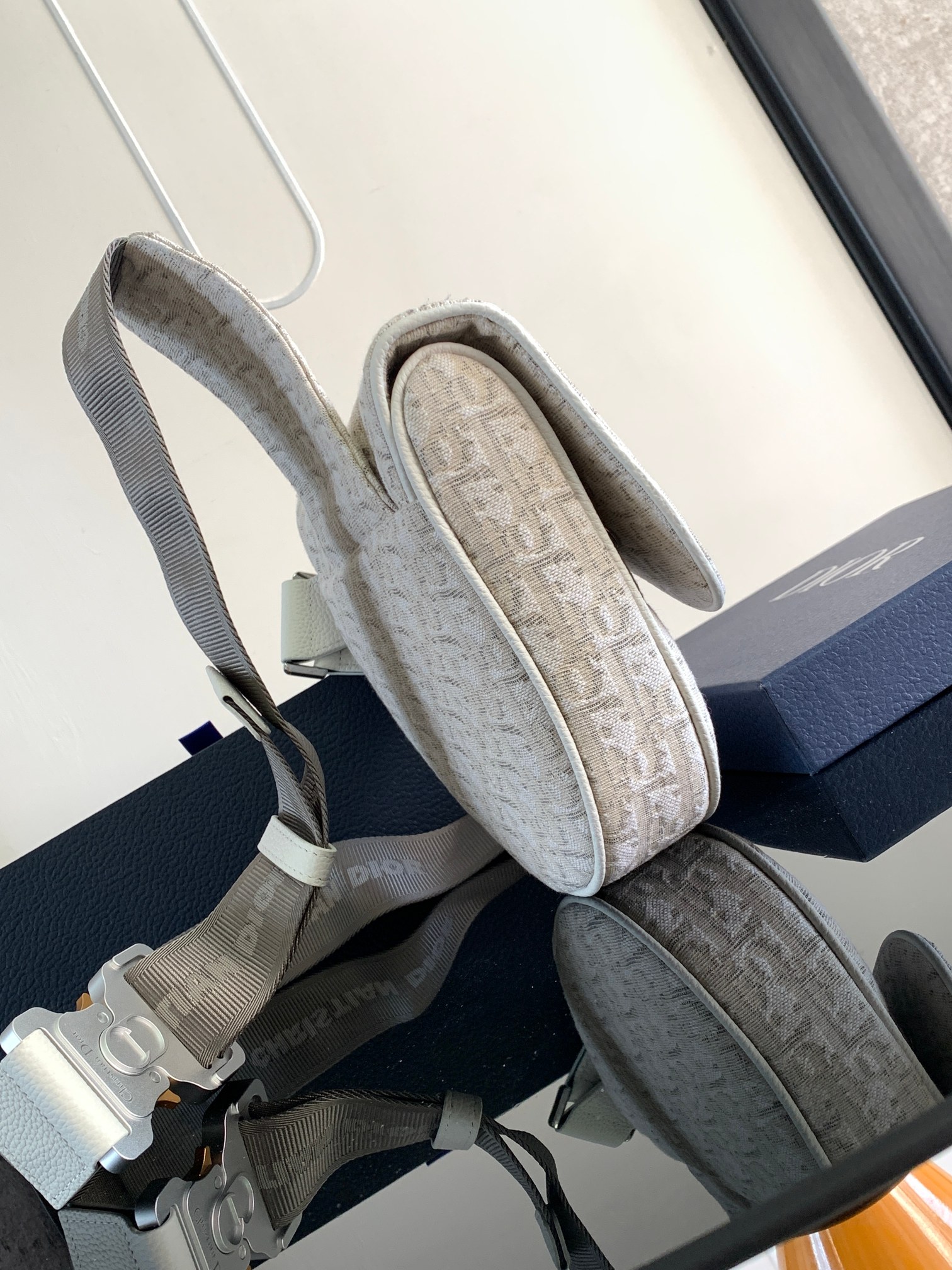 Dior一比一男款奶白刺繡馬鞍包 輕奢設計配色溫潤百搭| 14 Dior一比一男款奶白刺繡馬鞍包 輕奢設計配色溫潤百搭