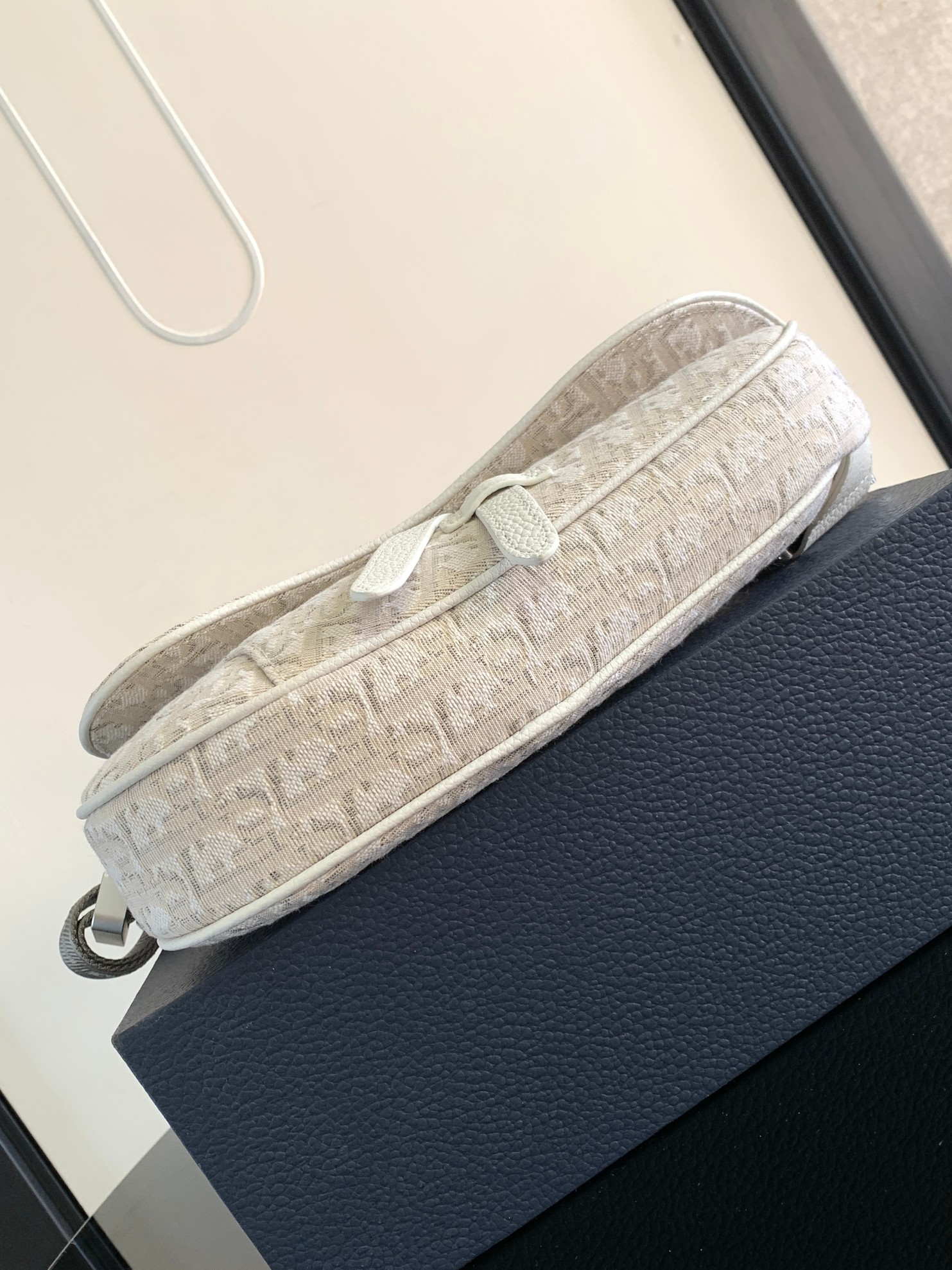 Dior一比一男款奶白刺繡馬鞍包 輕奢設計配色溫潤百搭| 12 Dior一比一男款奶白刺繡馬鞍包 輕奢設計配色溫潤百搭
