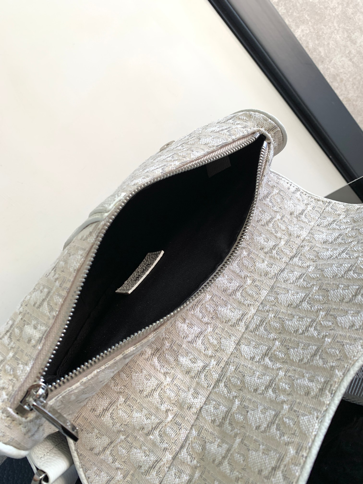 Dior一比一男款奶白刺繡馬鞍包 輕奢設計配色溫潤百搭| 8 Dior一比一男款奶白刺繡馬鞍包 輕奢設計配色溫潤百搭
