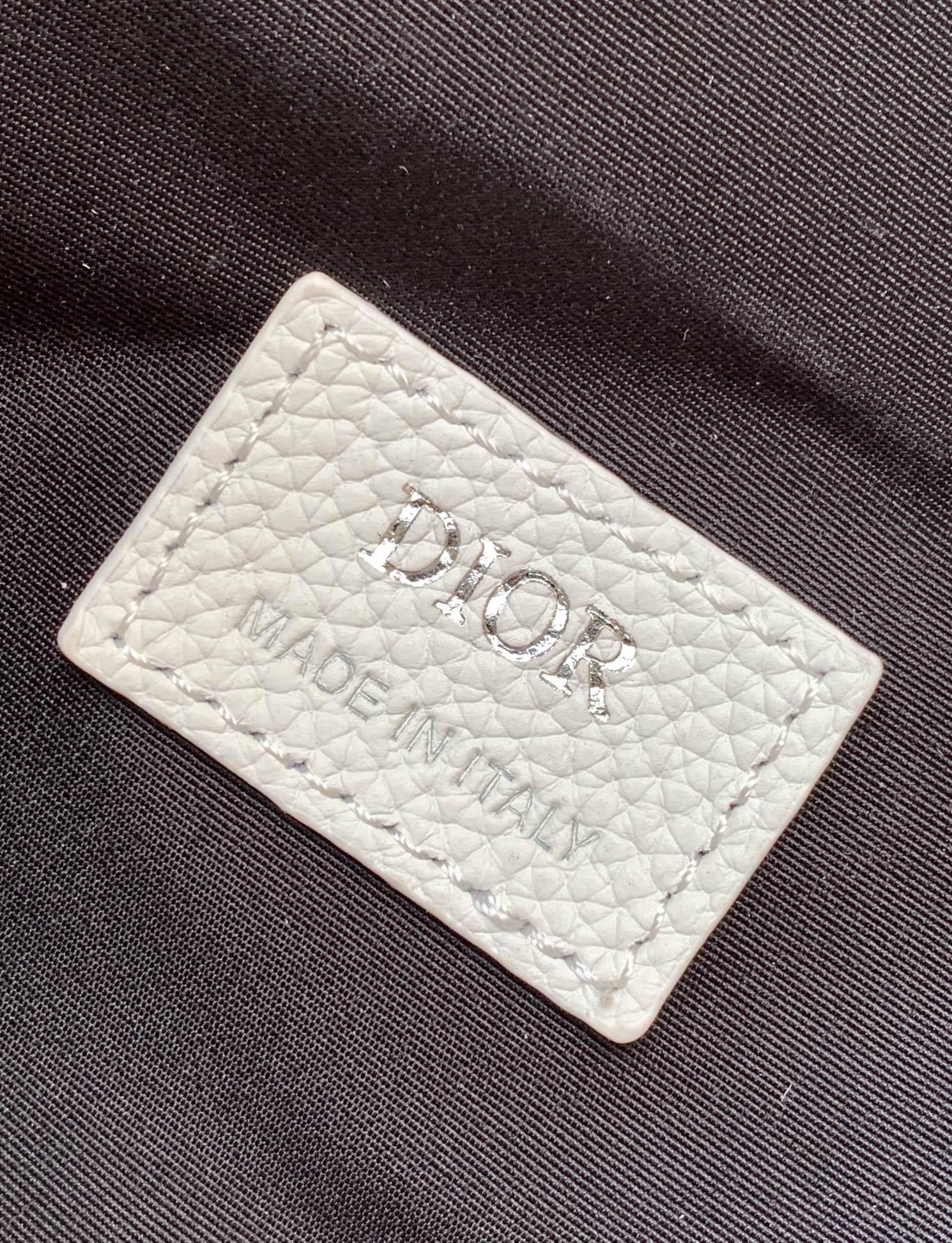 Dior一比一男款奶白刺繡馬鞍包 輕奢設計配色溫潤百搭| 7 Dior一比一男款奶白刺繡馬鞍包 輕奢設計配色溫潤百搭