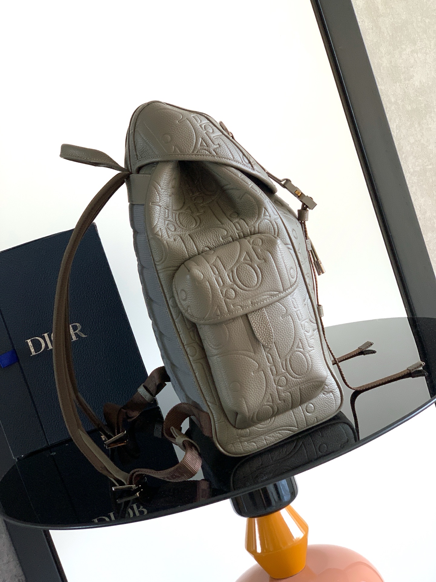 Dior高仿男款卡其後背包 浮雕LOGO設計感大容量通勤包| 14 Dior高仿男款卡其後背包 浮雕LOGO設計感大容量通勤包