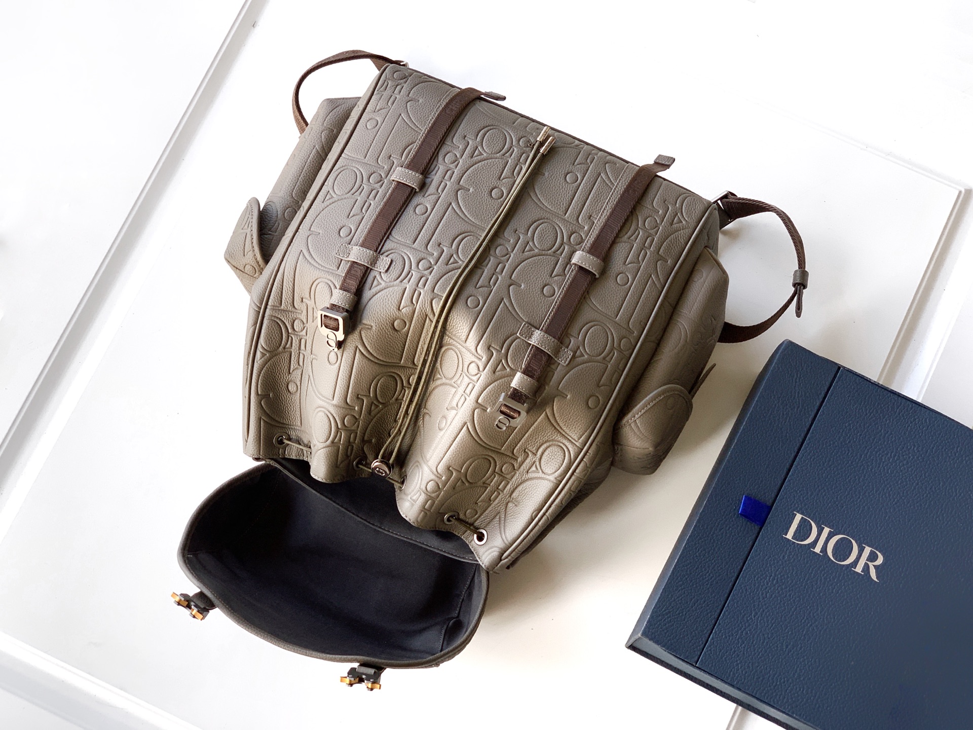 Dior高仿男款卡其後背包 浮雕LOGO設計感大容量通勤包| 9 Dior高仿男款卡其後背包 浮雕LOGO設計感大容量通勤包