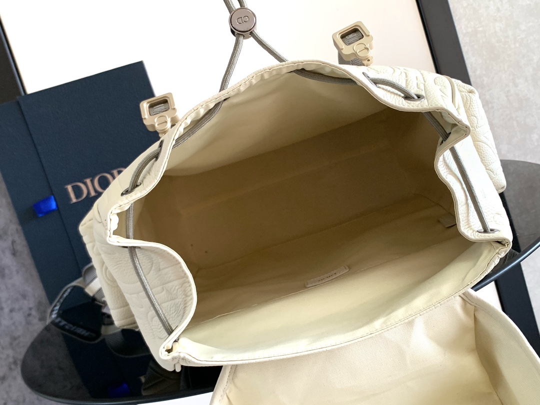 Dior高仿米白男士後背包 滿版LOGO皮革質感款 氣質配色| 8 Dior高仿米白男士後背包 滿版LOGO皮革質感款 氣質配色