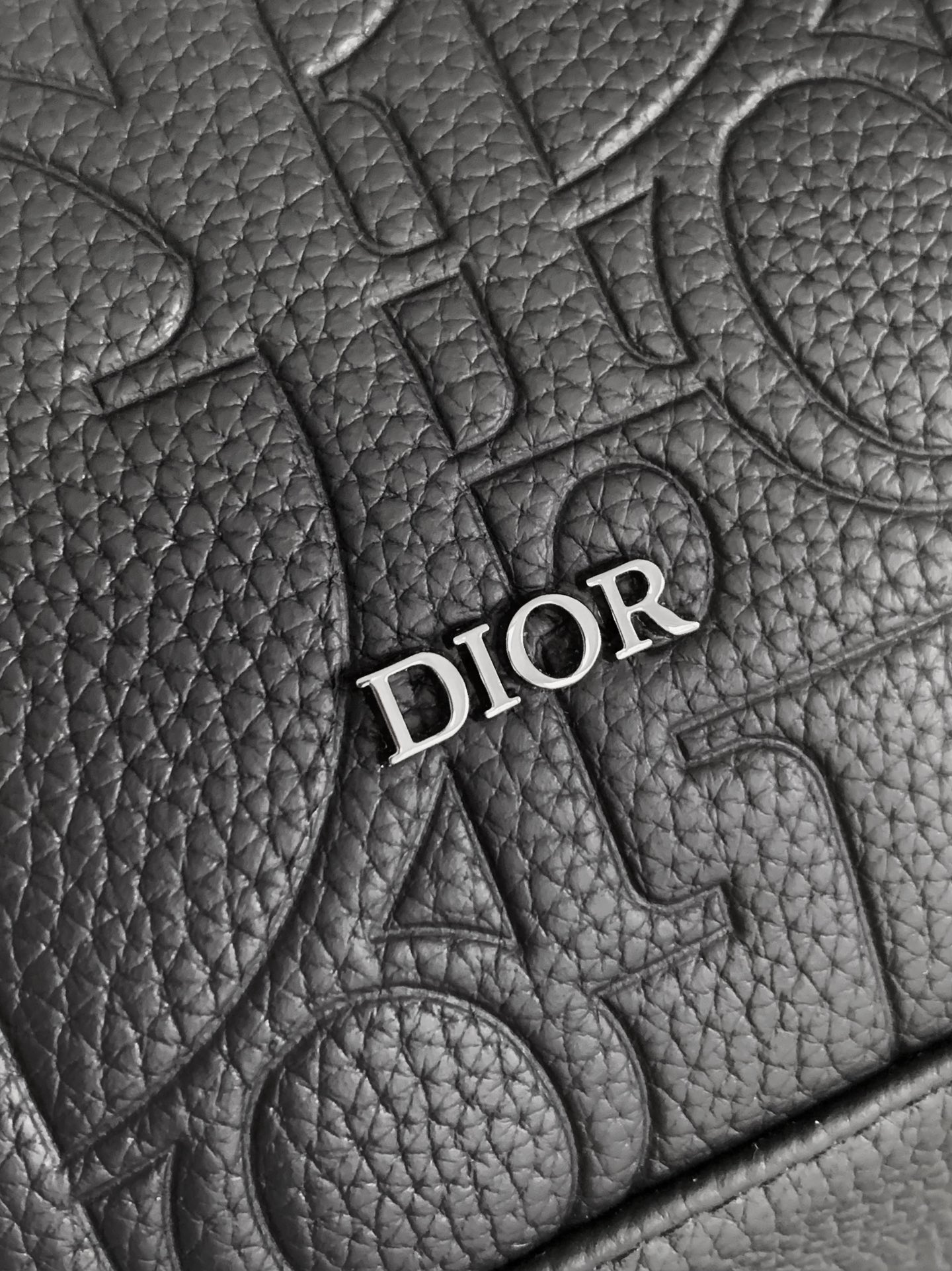 Dior高仿黑色後背包 大容量實用款 全浮雕LOGO設計| 9 Dior高仿黑色後背包 大容量實用款 全浮雕LOGO設計