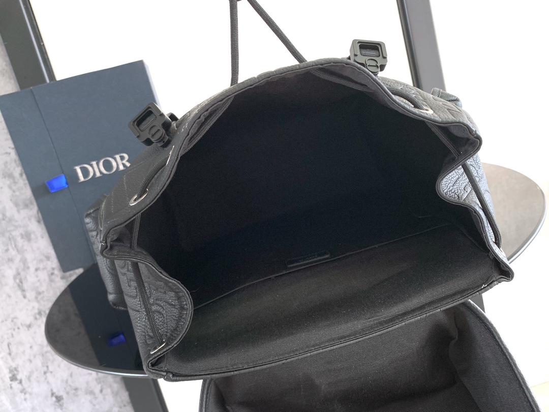 Dior高仿黑色後背包 大容量實用款 全浮雕LOGO設計| 7 Dior高仿黑色後背包 大容量實用款 全浮雕LOGO設計