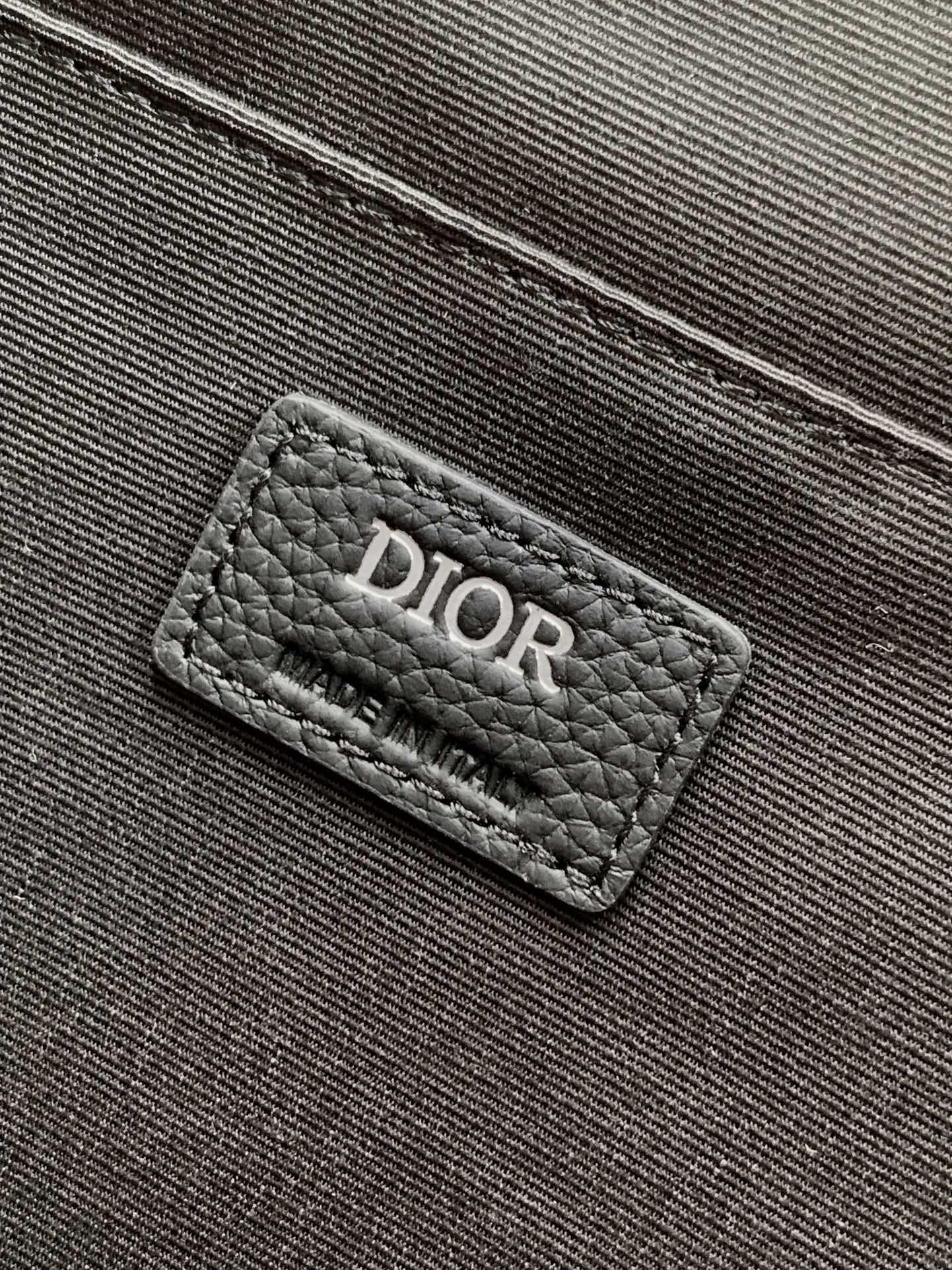 Dior高仿黑色後背包 大容量實用款 全浮雕LOGO設計| 14 Dior高仿黑色後背包 大容量實用款 全浮雕LOGO設計