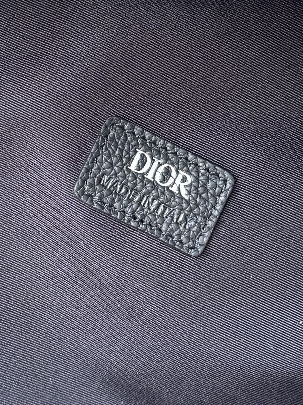 Dior高仿黑壓紋後背包 男士星星裝飾設計 簡約實用款| 7 Dior高仿黑壓紋後背包 男士星星裝飾設計 簡約實用款