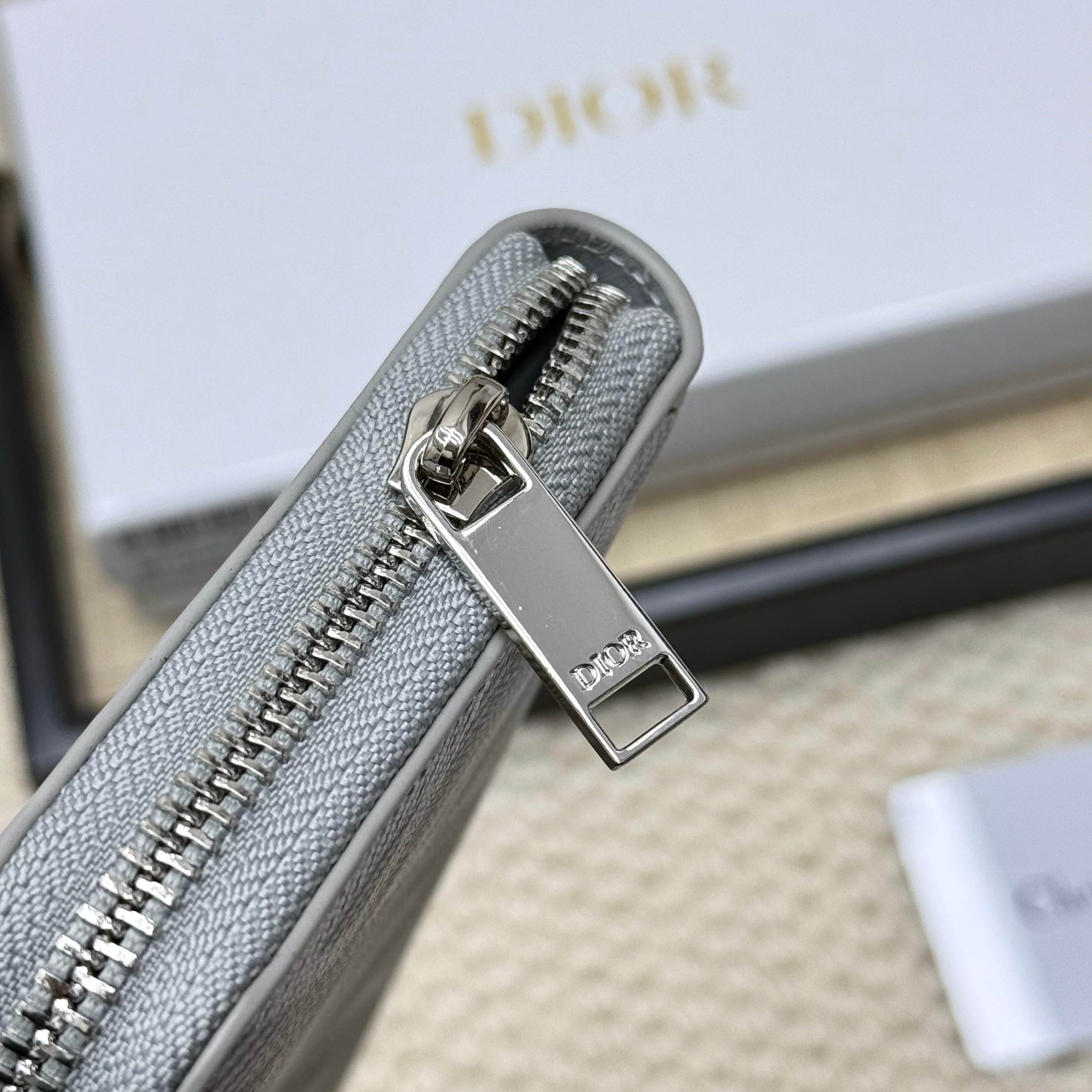 Dior一比一精品幾何布紋長夾拉鍊設計銀灰色款| 8 Dior一比一精品幾何布紋長夾拉鍊設計銀灰色款