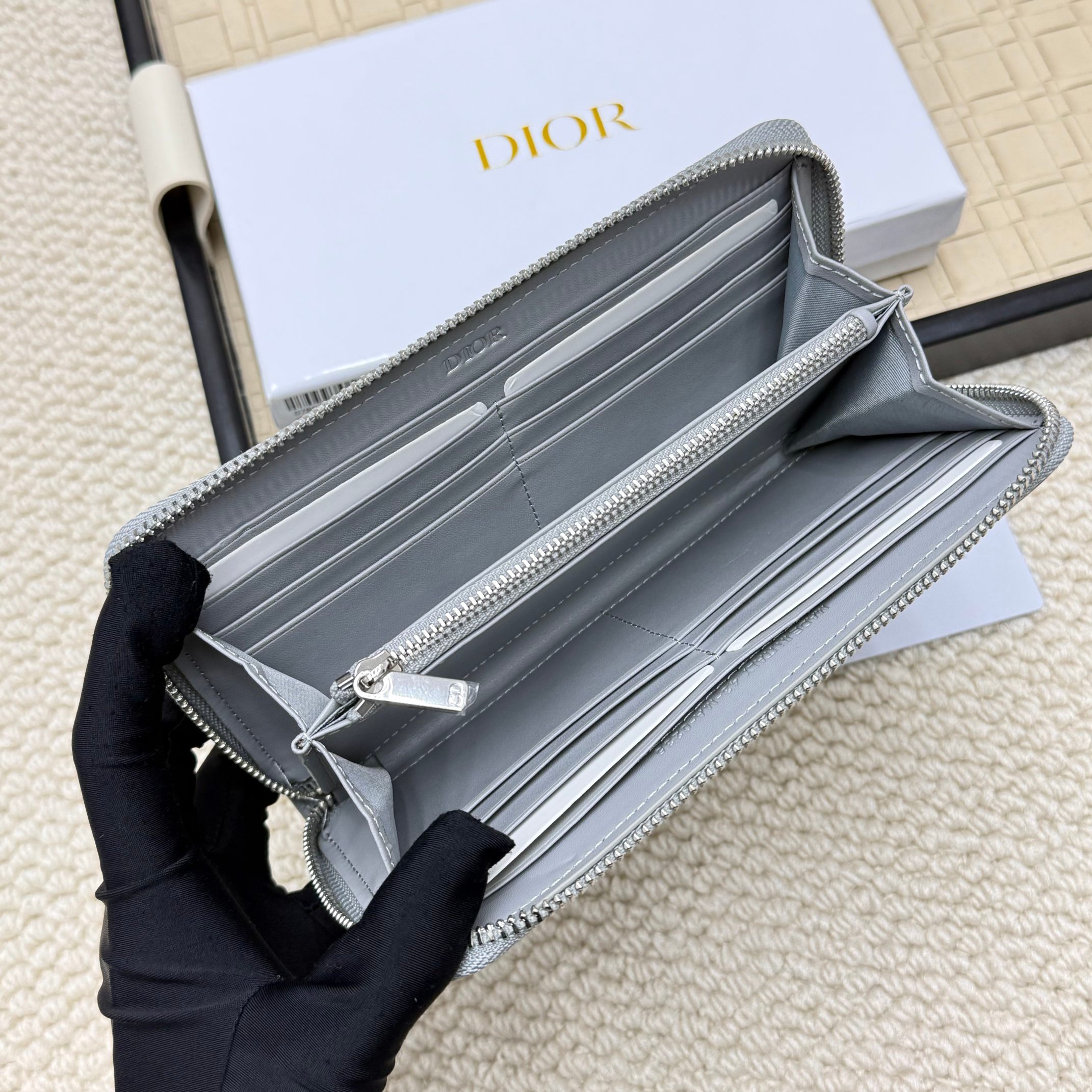 Dior一比一精品幾何布紋長夾拉鍊設計銀灰色款| 7 Dior一比一精品幾何布紋長夾拉鍊設計銀灰色款