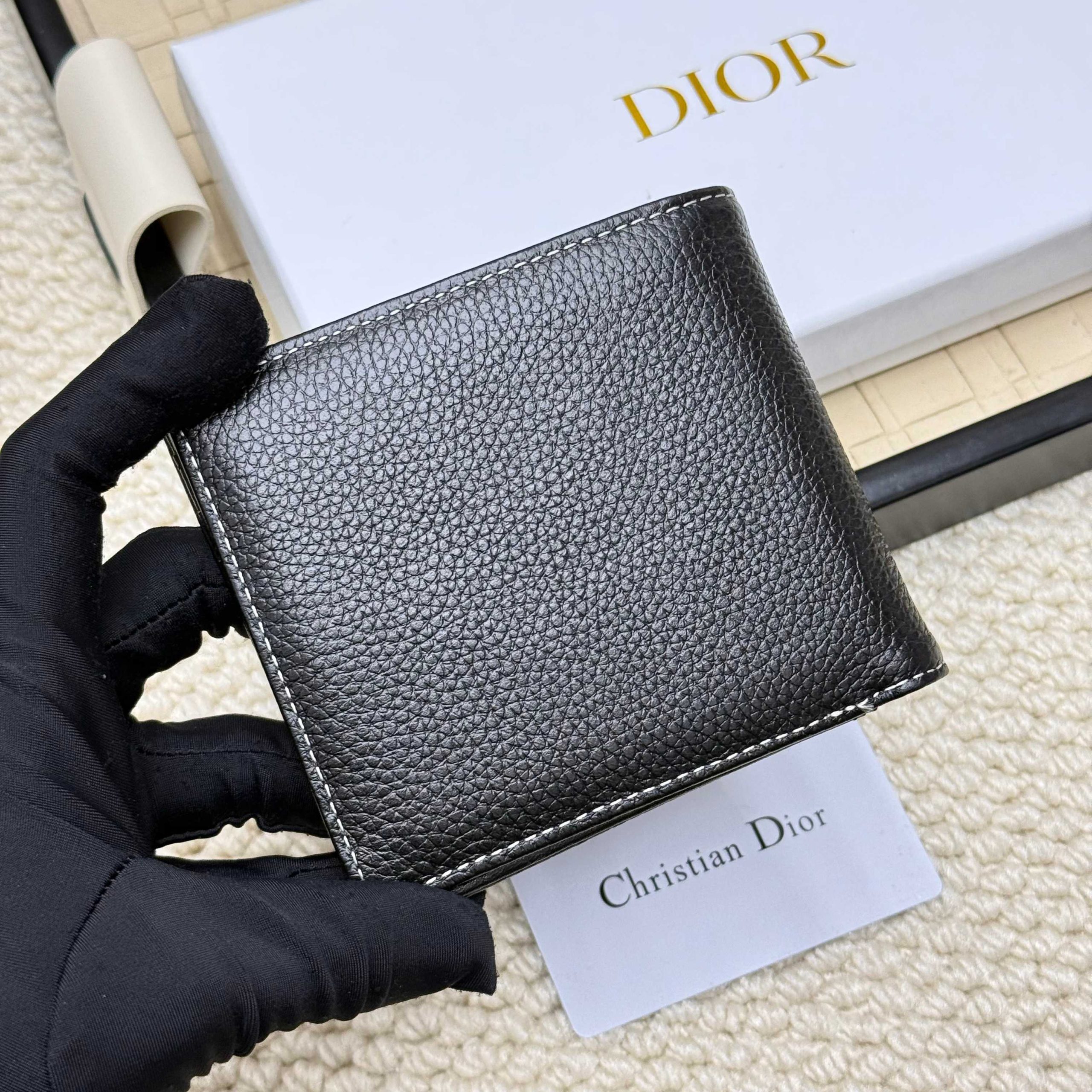 Dior高仿男士短夾 荔枝皮白線縫邊經典Logo款| 10 Dior高仿男士短夾 荔枝皮白線縫邊經典Logo款