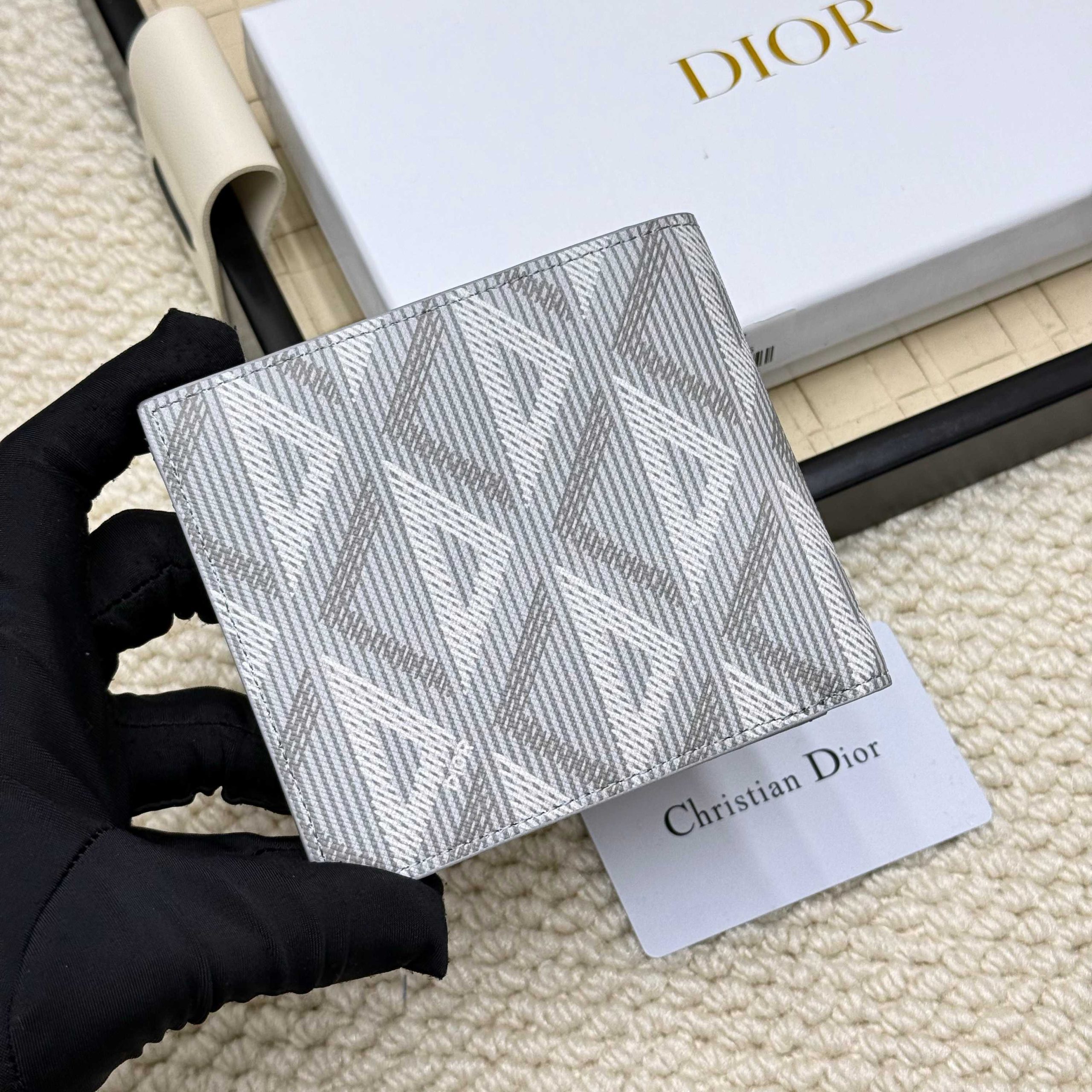 Dior 高仿男士短夾 幾何刺繡設計感 灰色簡約百搭款| 10 Dior 高仿男士短夾 幾何刺繡設計感 灰色簡約百搭款