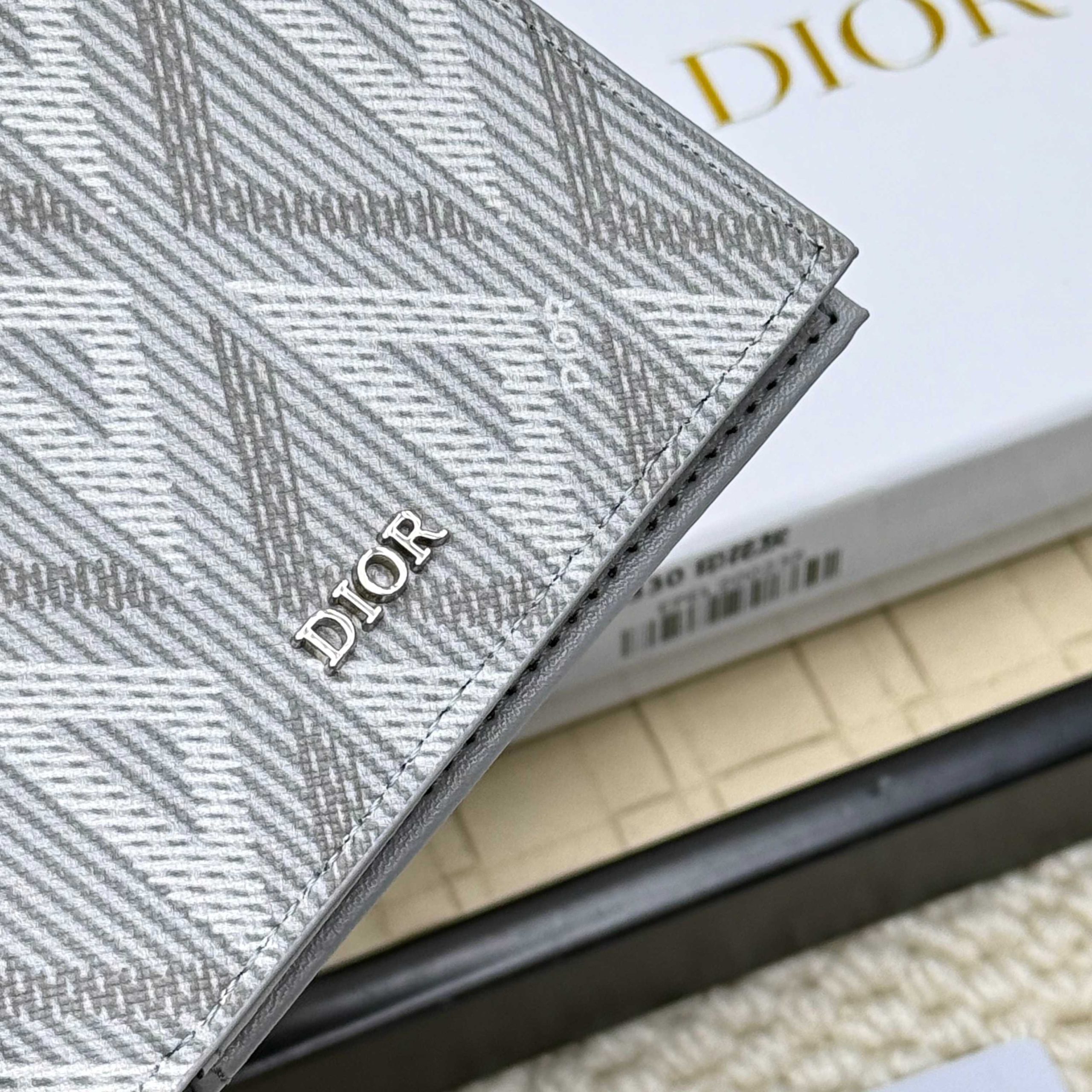 Dior 高仿男士短夾 幾何刺繡設計感 灰色簡約百搭款| 9 Dior 高仿男士短夾 幾何刺繡設計感 灰色簡約百搭款