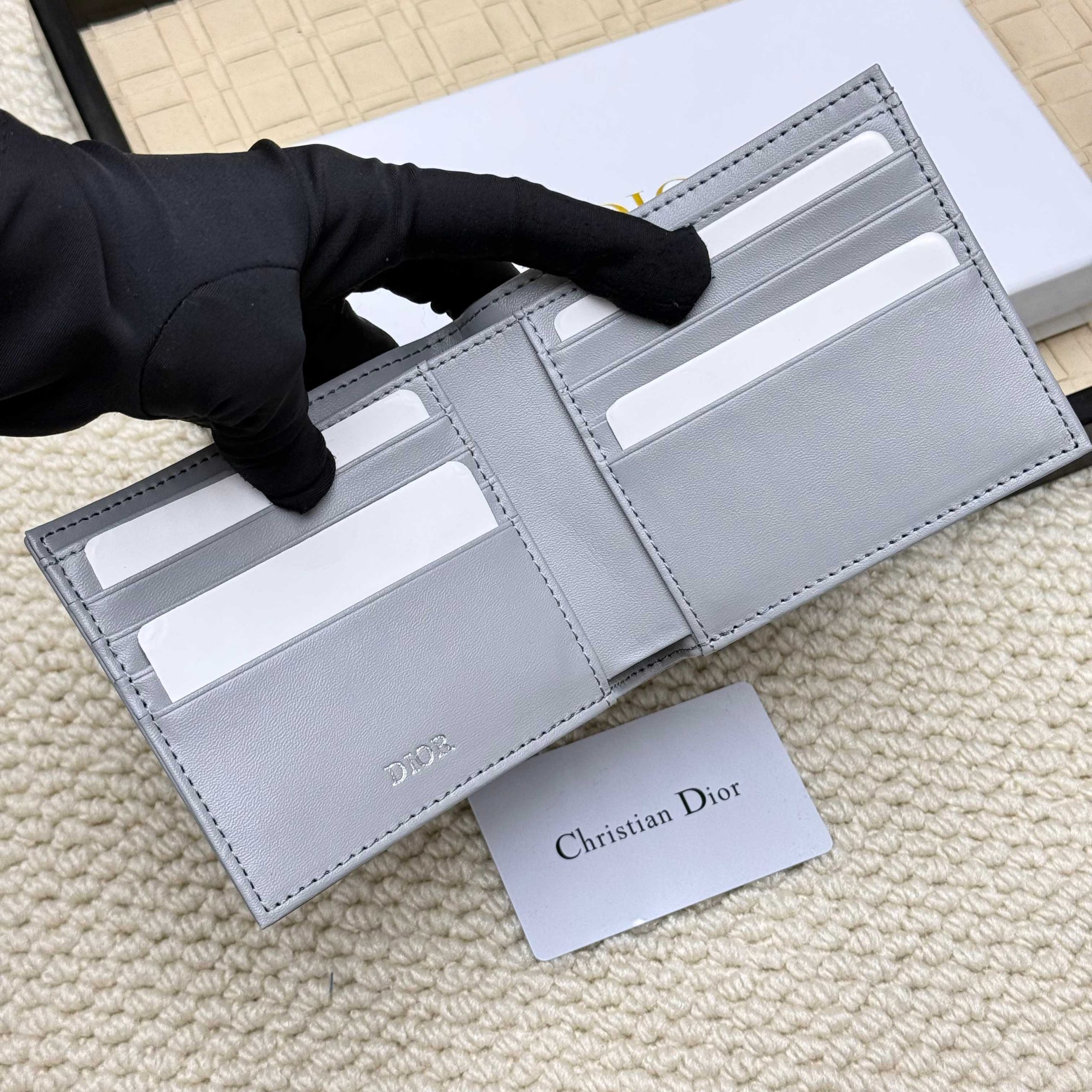 Dior 高仿男士短夾 幾何刺繡設計感 灰色簡約百搭款| 8 Dior 高仿男士短夾 幾何刺繡設計感 灰色簡約百搭款