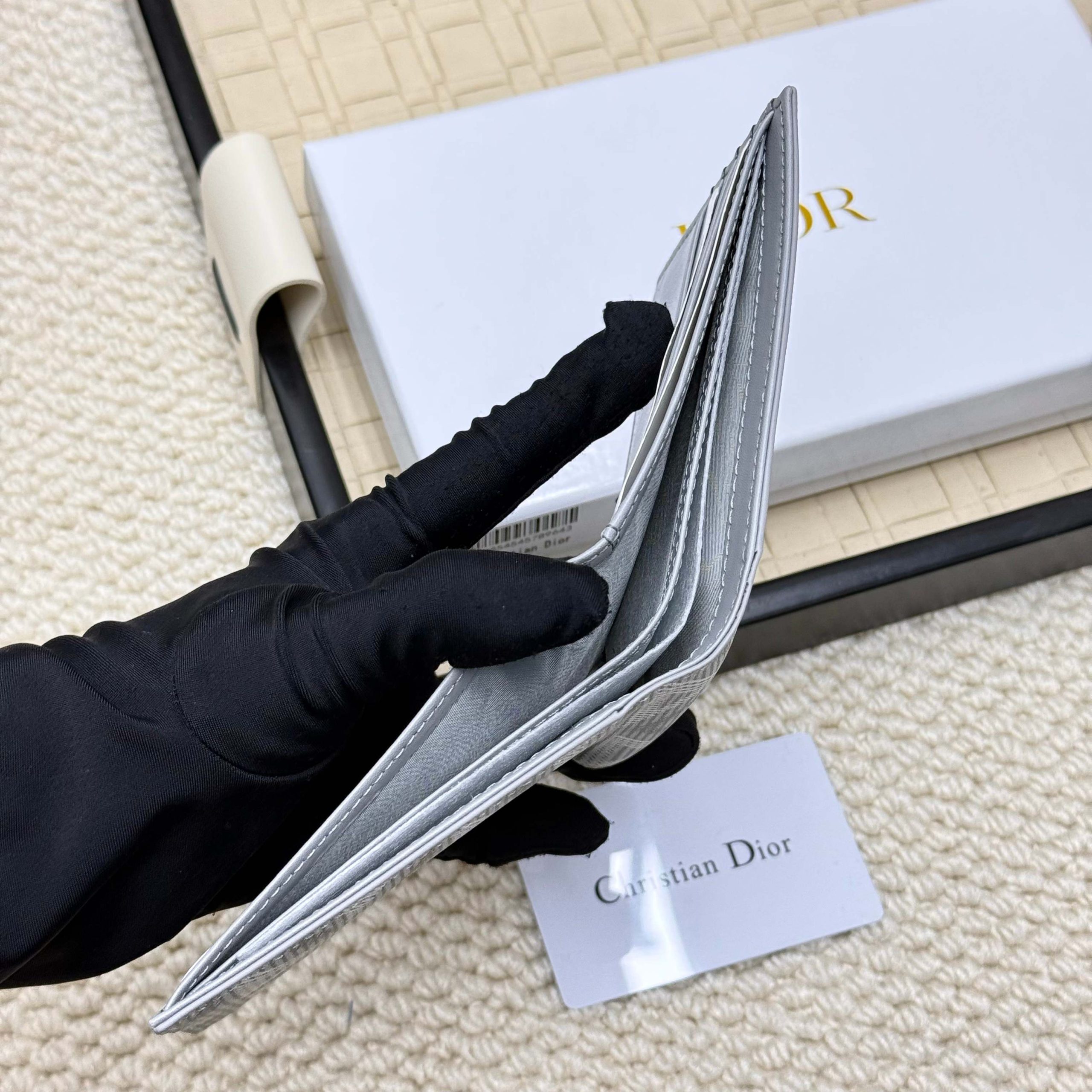 Dior 高仿男士短夾 幾何刺繡設計感 灰色簡約百搭款| 7 Dior 高仿男士短夾 幾何刺繡設計感 灰色簡約百搭款