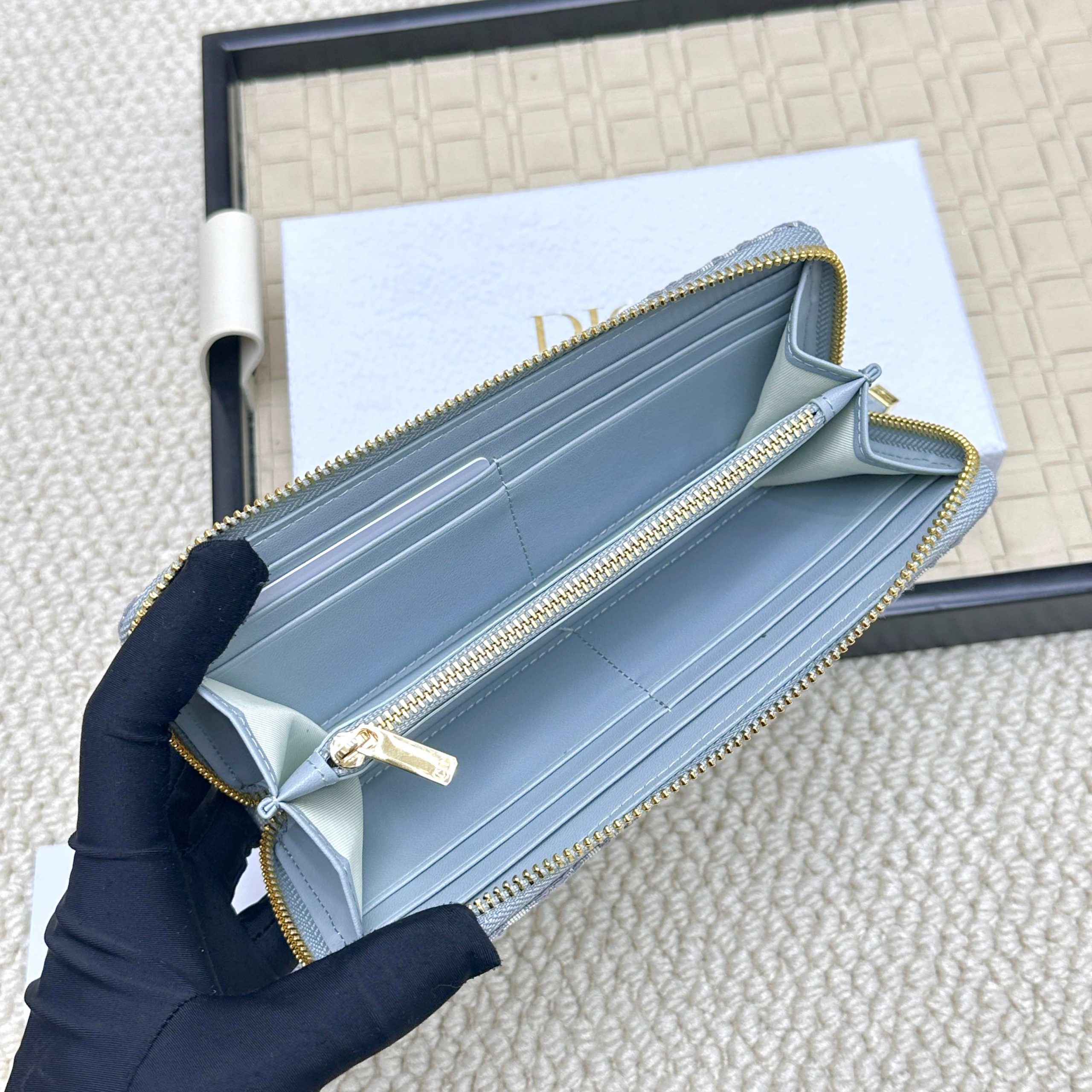 Dior 高仿女士長夾 灰藍老花布紋 經典CD扣精品款| 8 Dior 高仿女士長夾 灰藍老花布紋 經典CD扣精品款