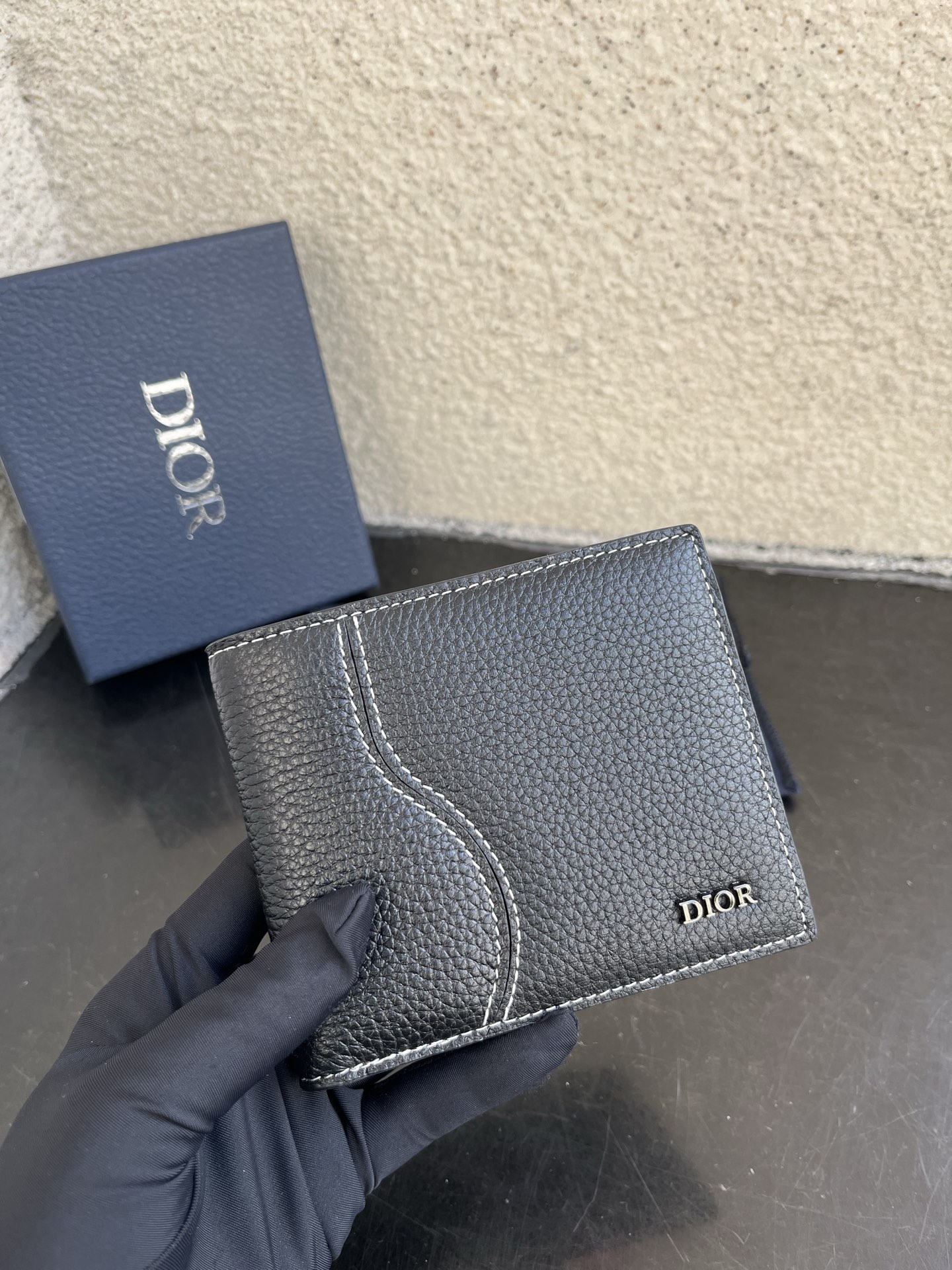 Dior 高仿男用短夾 荔枝皮革 白色縫線 俐落大氣設計| 12 Dior 高仿男用短夾 荔枝皮革 白色縫線 俐落大氣設計