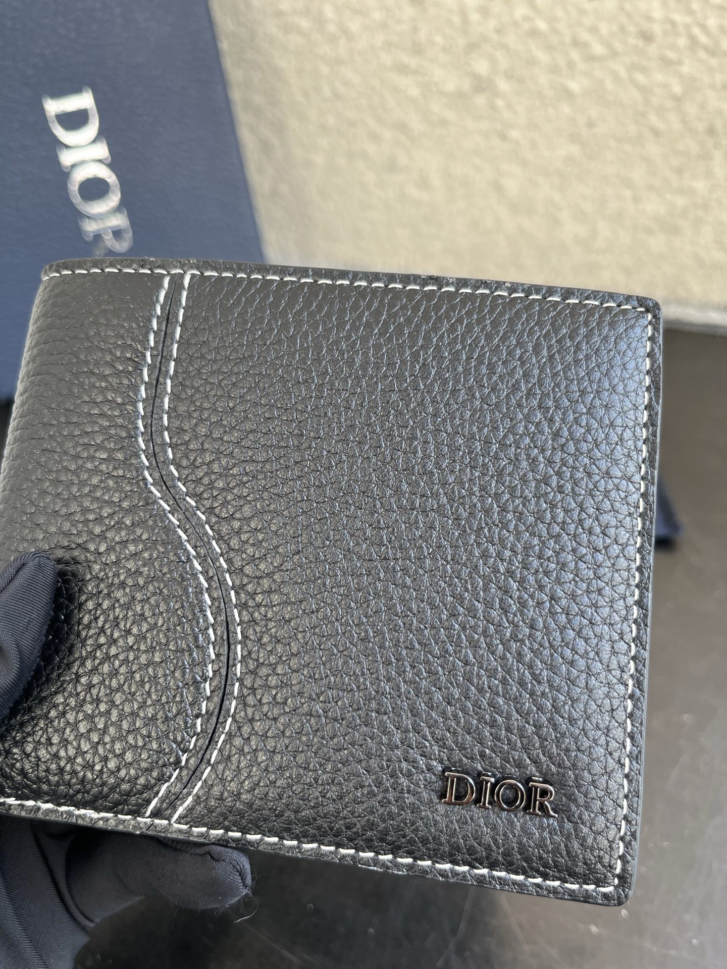 Dior 高仿男用短夾 荔枝皮革 白色縫線 俐落大氣設計| 11 Dior 高仿男用短夾 荔枝皮革 白色縫線 俐落大氣設計