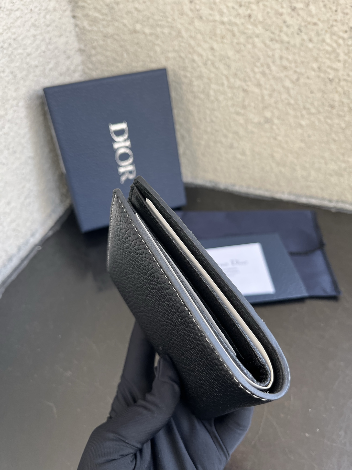 Dior 高仿男用短夾 荔枝皮革 白色縫線 俐落大氣設計| 10 Dior 高仿男用短夾 荔枝皮革 白色縫線 俐落大氣設計