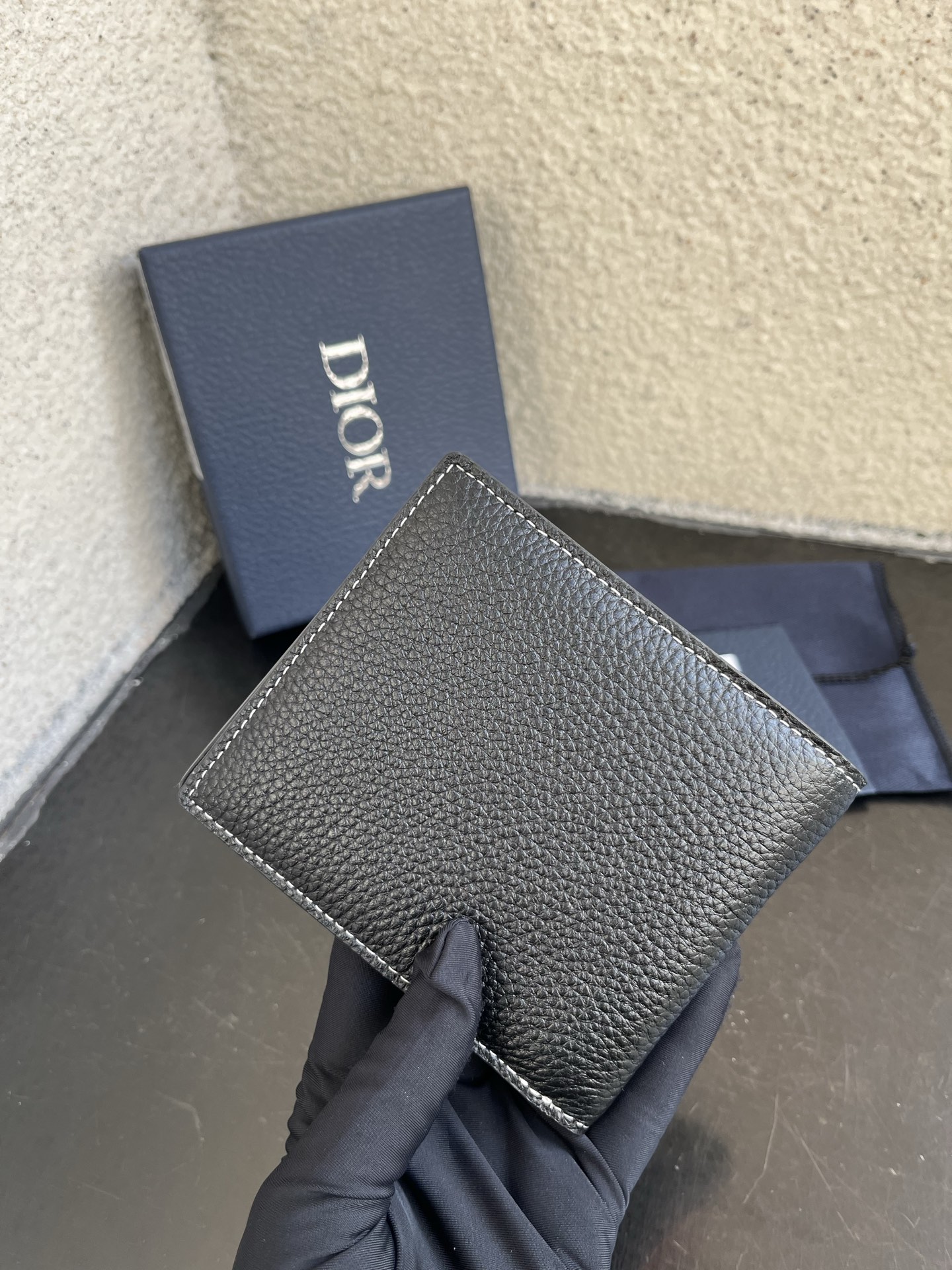 Dior 高仿男用短夾 荔枝皮革 白色縫線 俐落大氣設計| 9 Dior 高仿男用短夾 荔枝皮革 白色縫線 俐落大氣設計
