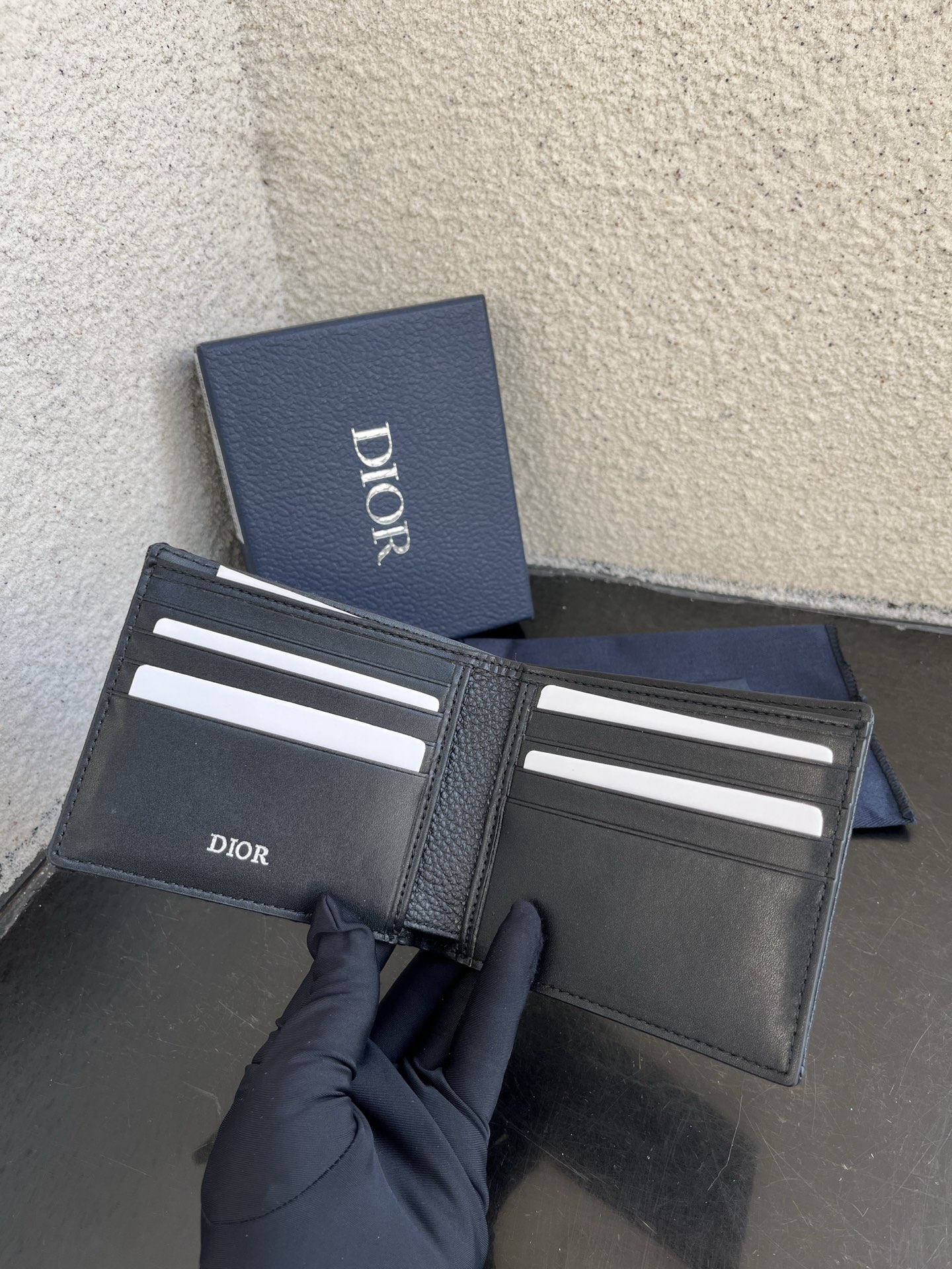 Dior 高仿男用短夾 荔枝皮革 白色縫線 俐落大氣設計| 8 Dior 高仿男用短夾 荔枝皮革 白色縫線 俐落大氣設計