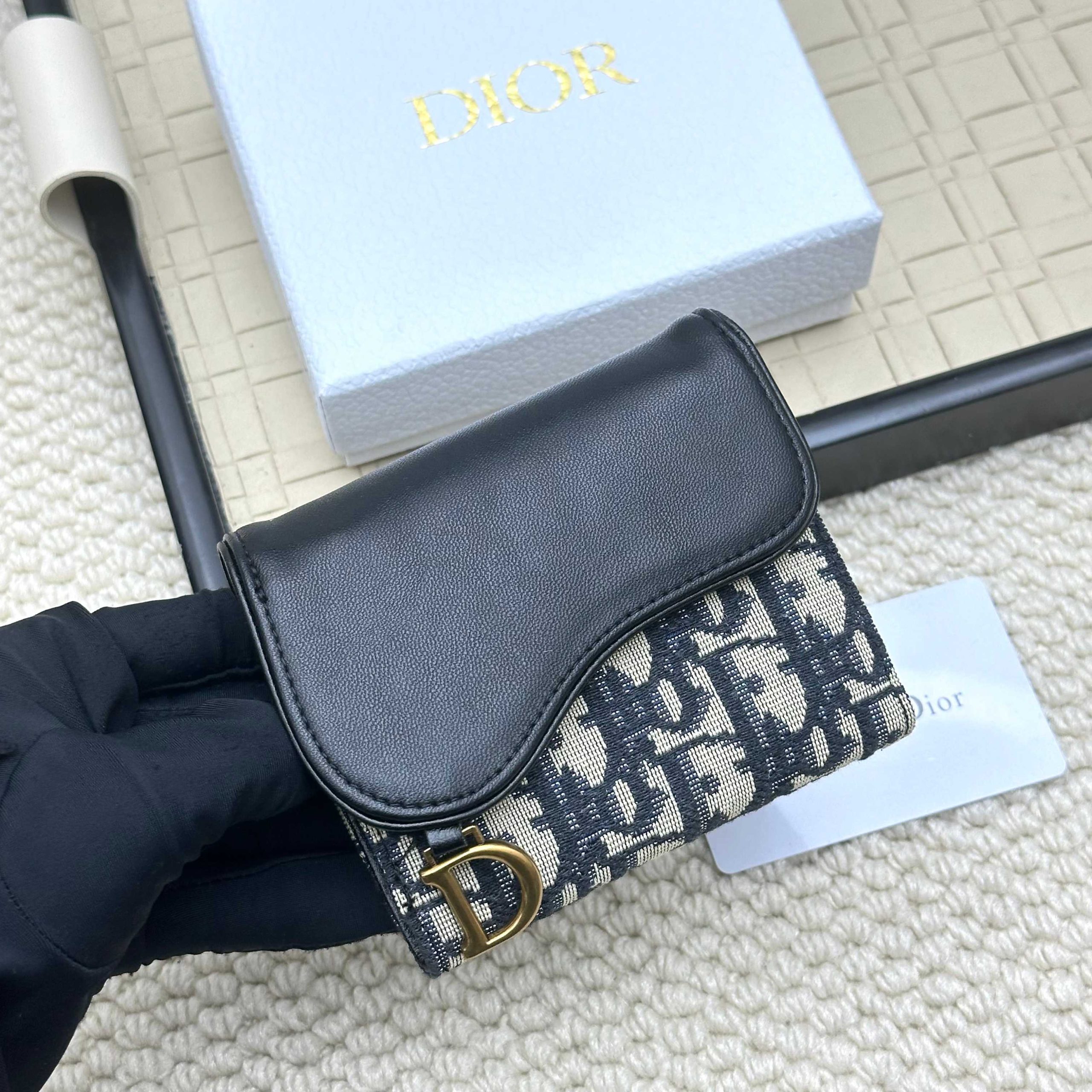 Dior 高仿女士短夾 黑皮拼老花D扣翻蓋設計 精緻百搭| 11 Dior 高仿女士短夾 黑皮拼老花D扣翻蓋設計 精緻百搭
