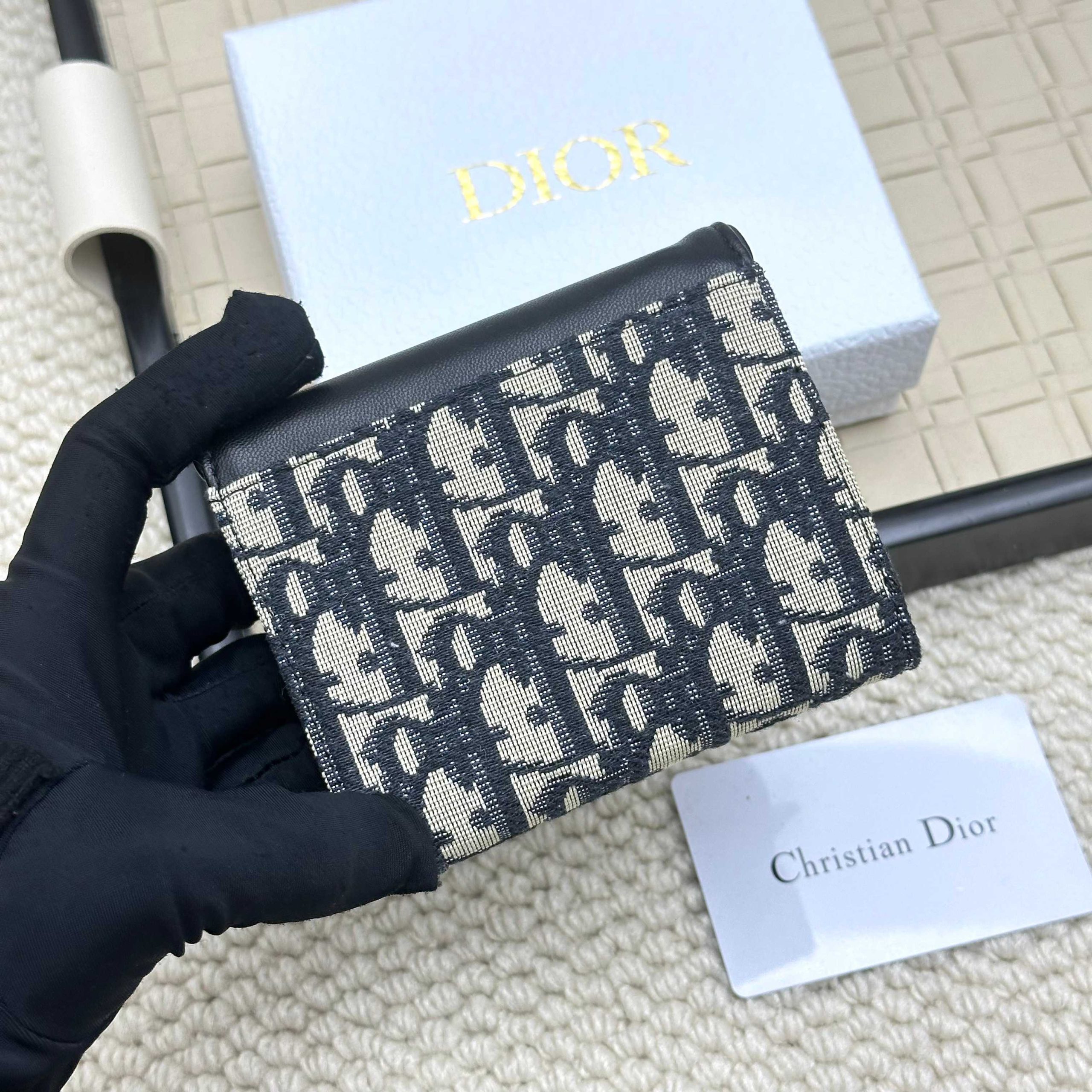 Dior 高仿女士短夾 黑皮拼老花D扣翻蓋設計 精緻百搭| 10 Dior 高仿女士短夾 黑皮拼老花D扣翻蓋設計 精緻百搭