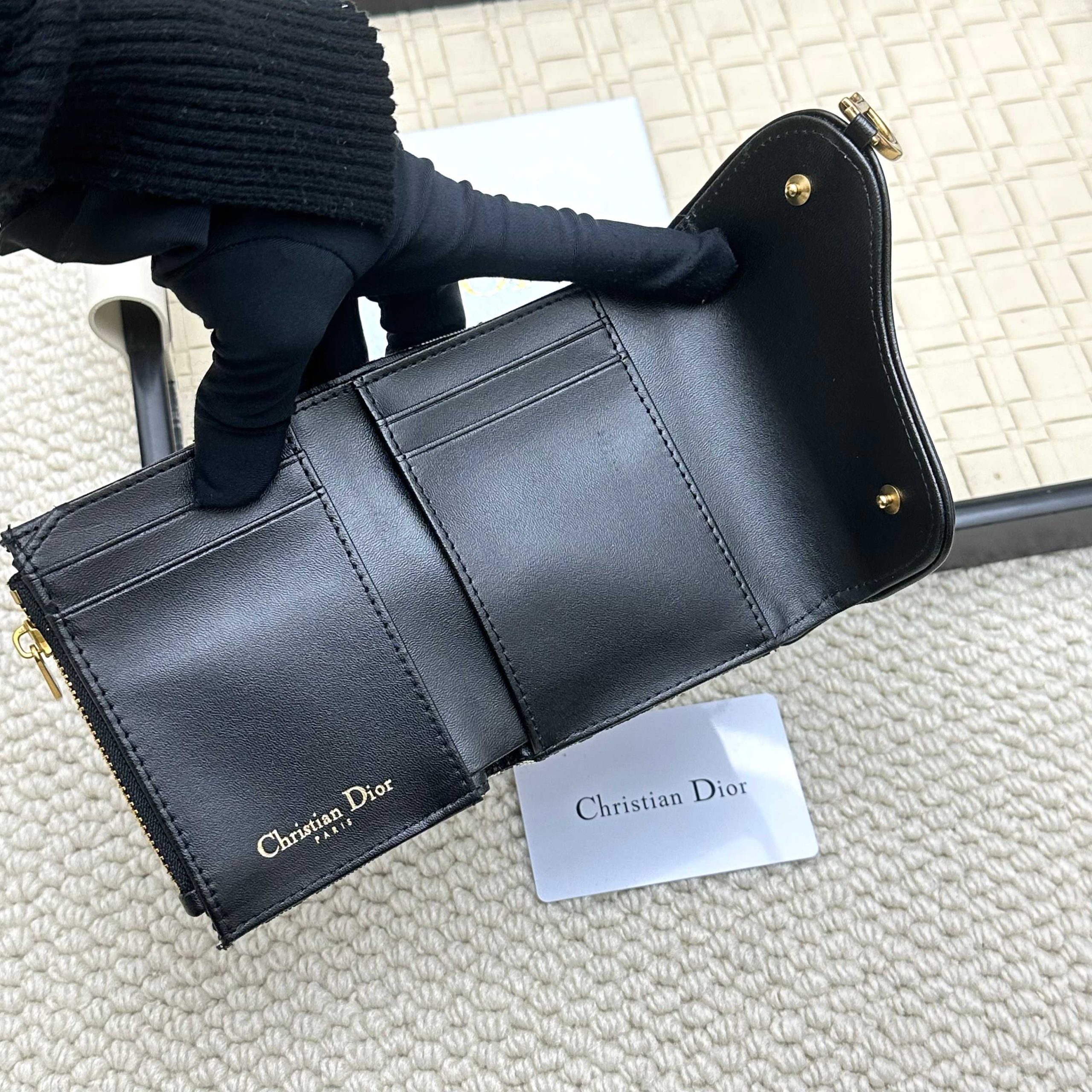 Dior 高仿女士短夾 黑皮拼老花D扣翻蓋設計 精緻百搭| 8 Dior 高仿女士短夾 黑皮拼老花D扣翻蓋設計 精緻百搭