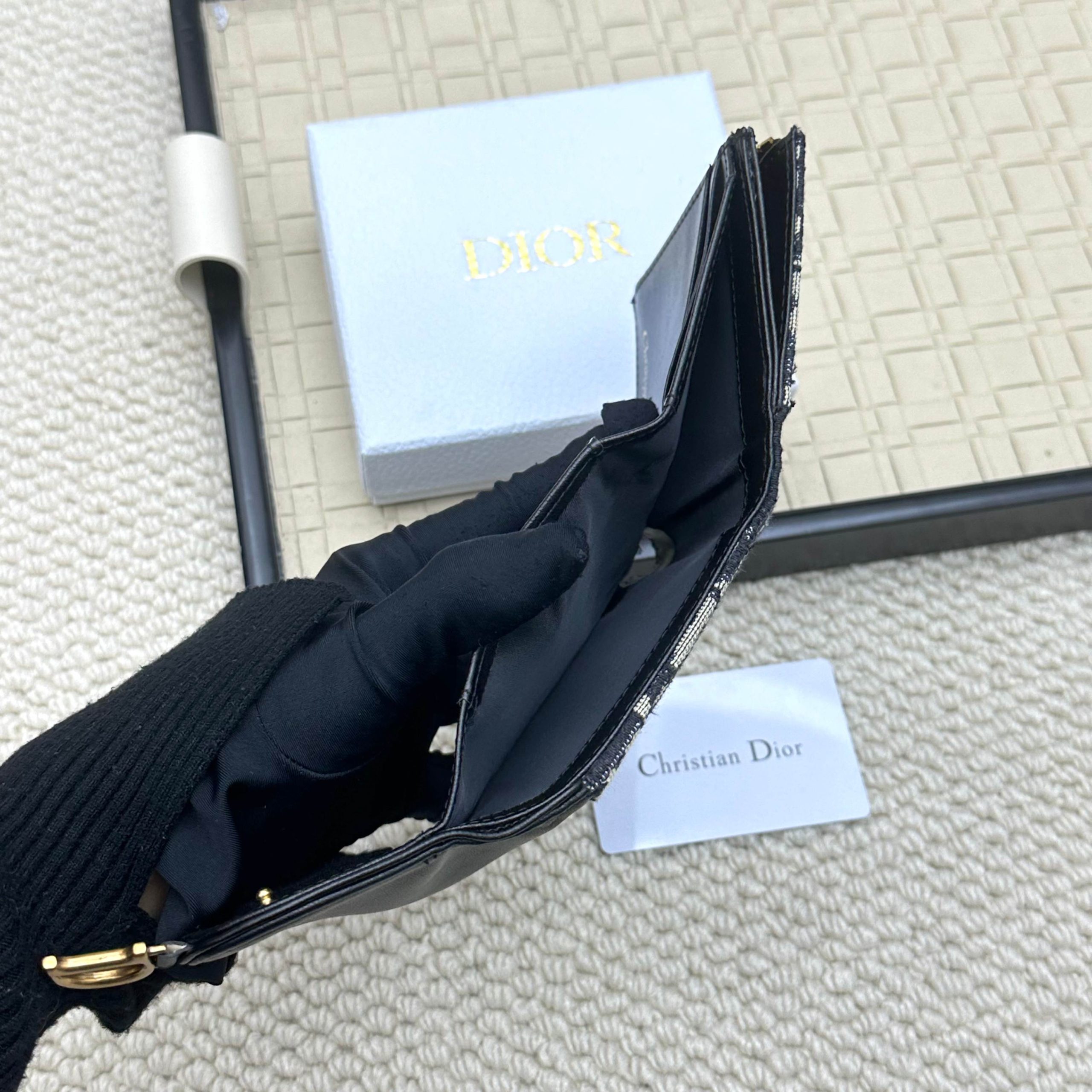 Dior 高仿女士短夾 黑皮拼老花D扣翻蓋設計 精緻百搭| 7 Dior 高仿女士短夾 黑皮拼老花D扣翻蓋設計 精緻百搭