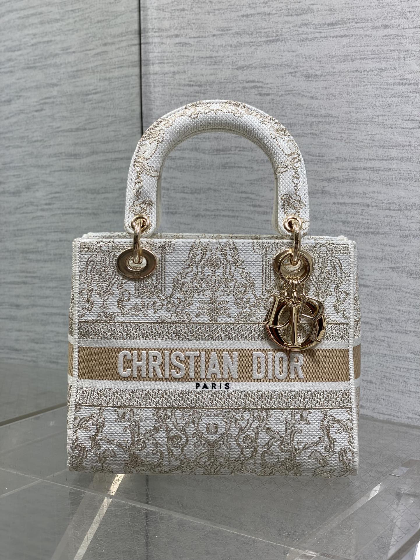 Dior高仿Lady Dior帆布刺繡手提包米白色設計感女款優雅造型| 14 Dior高仿Lady Dior帆布刺繡手提包米白色設計感女款優雅造型