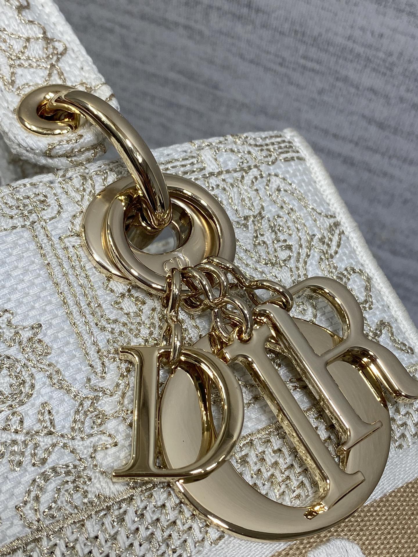 Dior高仿Lady Dior帆布刺繡手提包米白色設計感女款優雅造型| 13 Dior高仿Lady Dior帆布刺繡手提包米白色設計感女款優雅造型